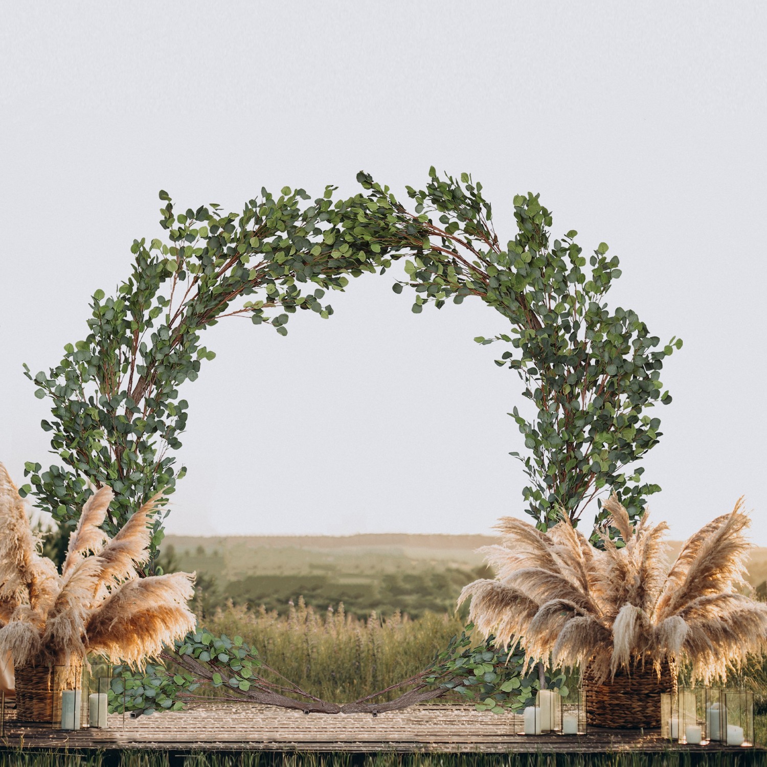 Arche de fleur artificielle eucalyptus 230cm sur estrade