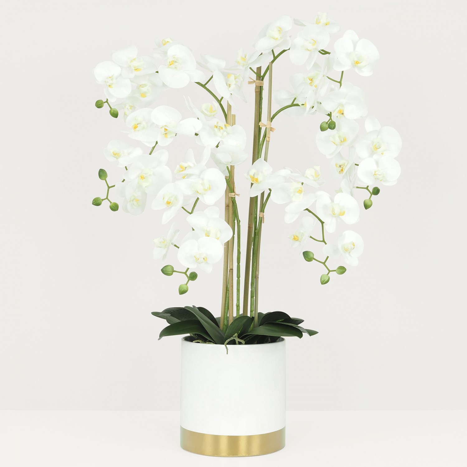Orchidées artificielles pot blanc et or 80cm sur fond gris