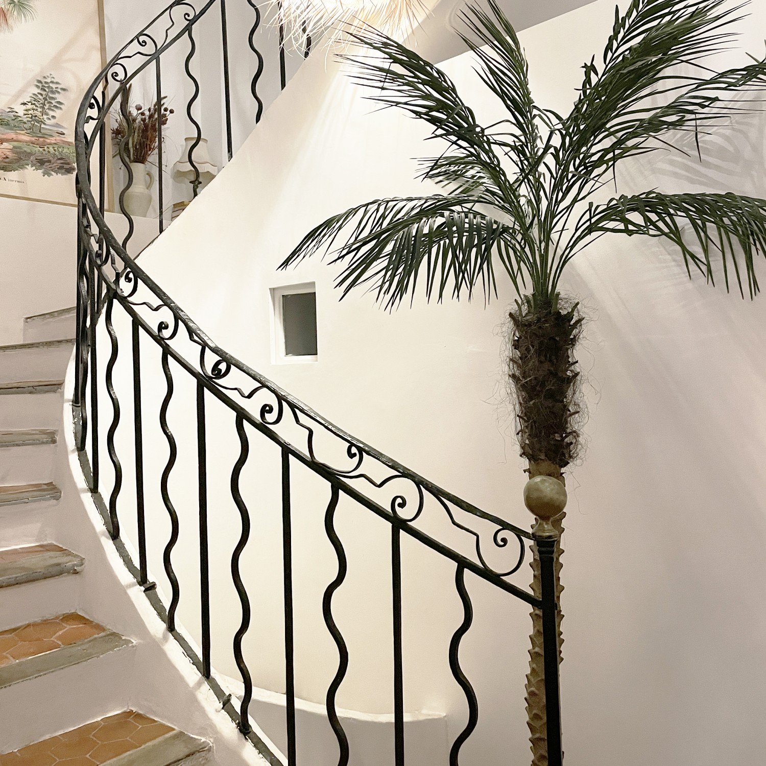 Palmier artificiel areca 180cm en déco dans une cage d'escalier