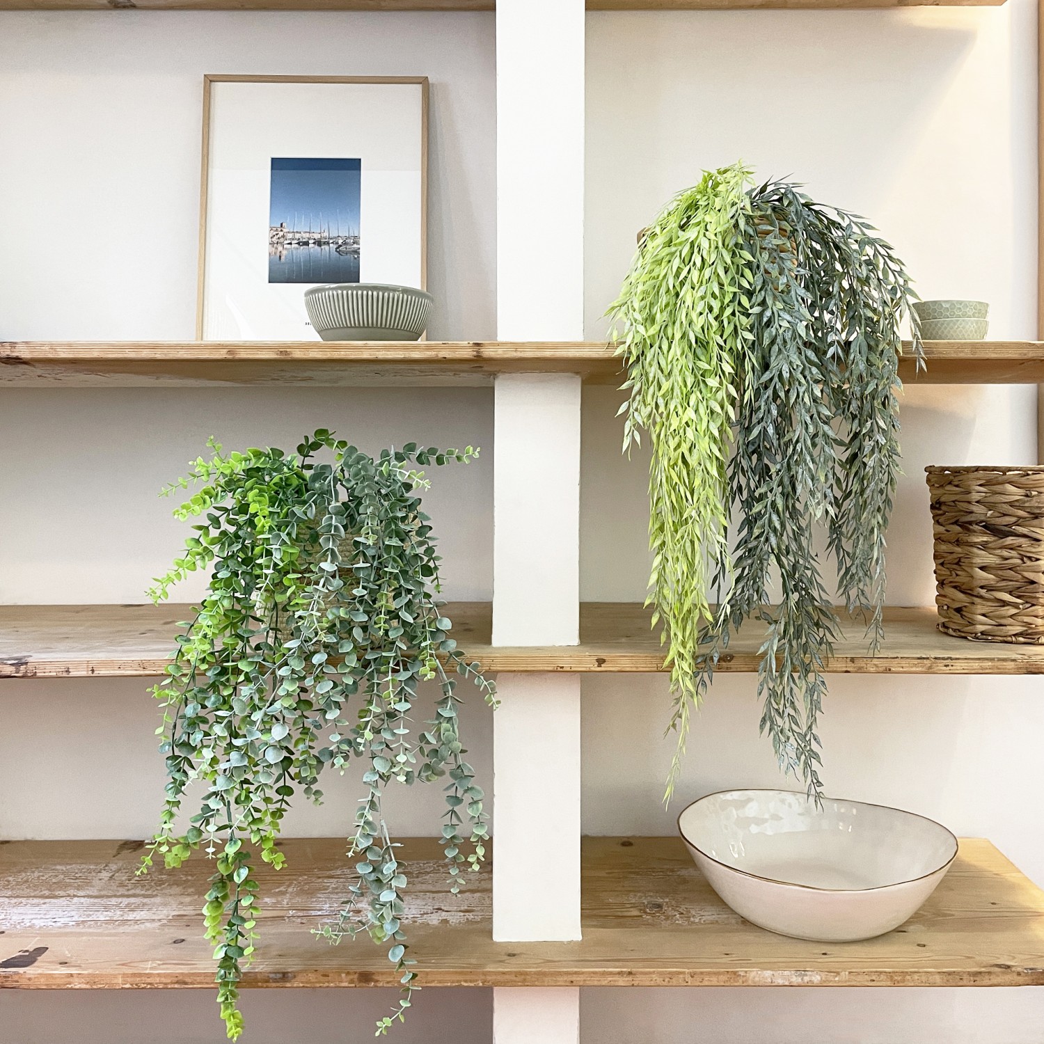 Chute plante artificielle bambou 90cm lot de 2 posé dans un cache-pot retombant de l'étagère avec d'autres chutes