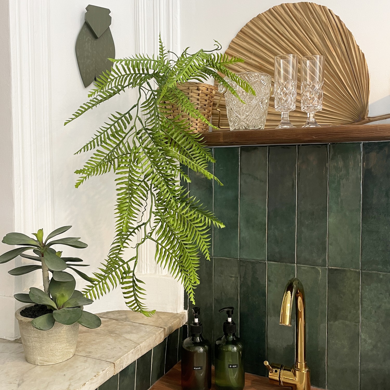Chute plante artificielle de fougère 100cm lot de 2 en ambiance avec d'autres produits dans une cuisine