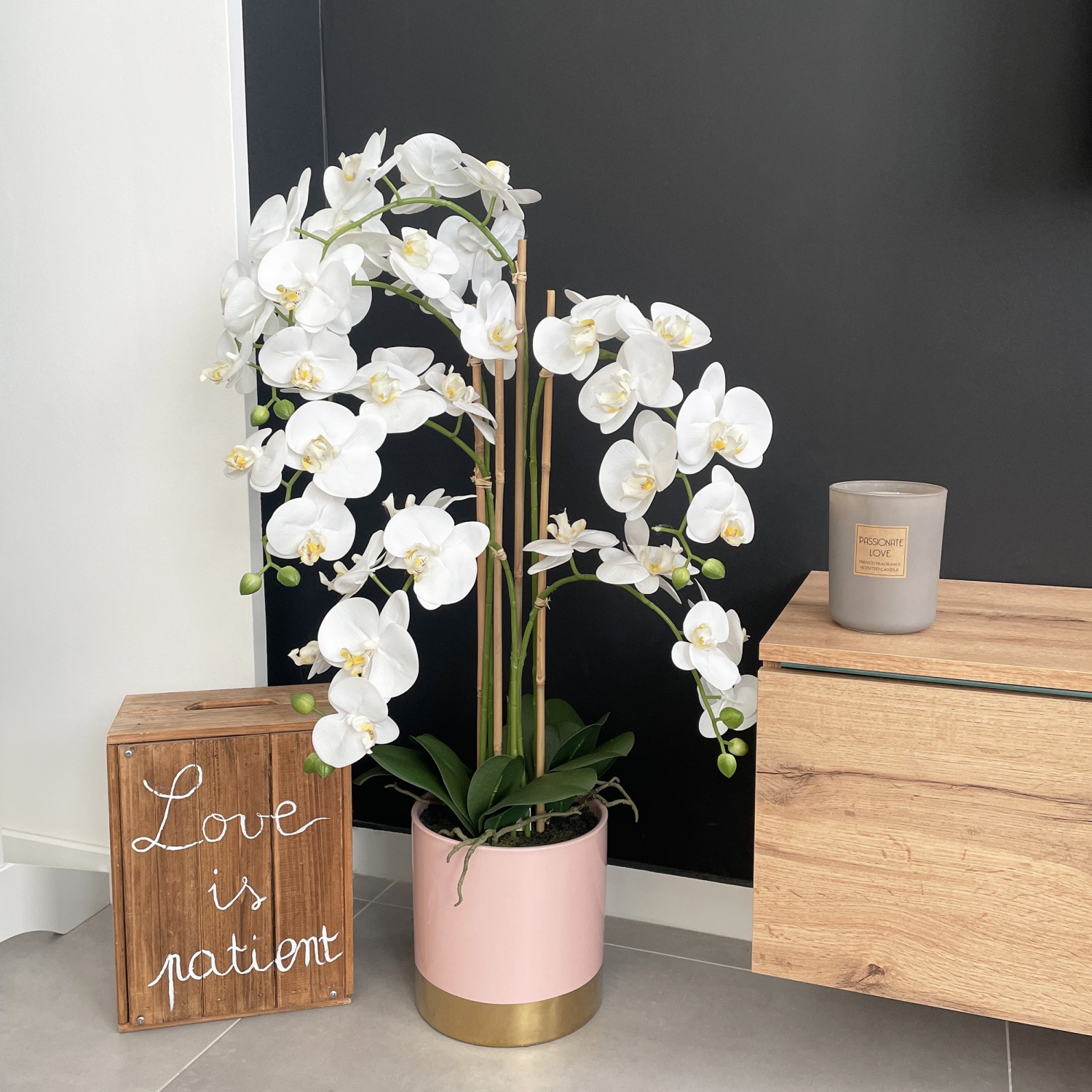 Orchidées artificielles pot rose et or 80cm en ambiance dans le salon à côté du meuble télé