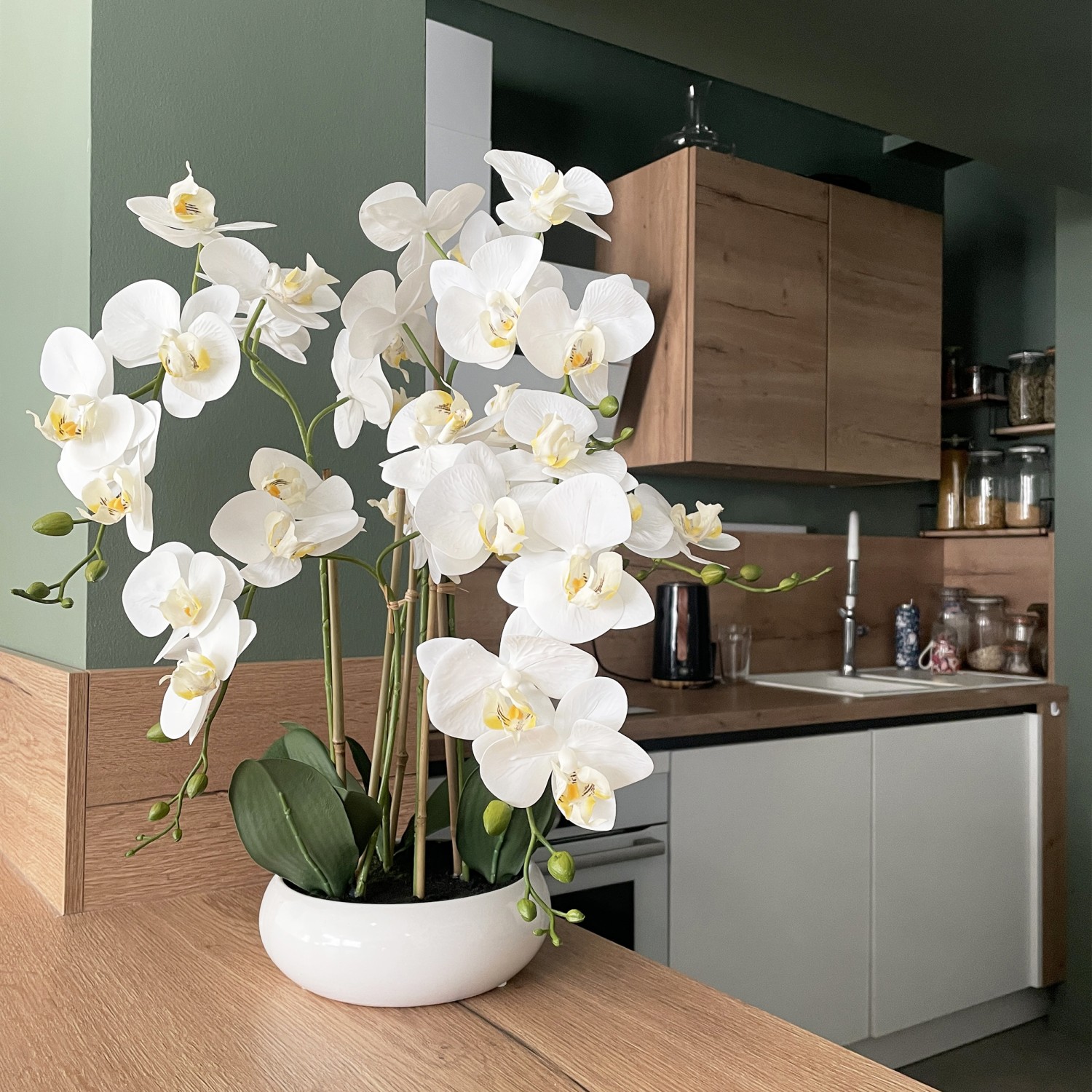 Orchidées artificielles blanche 55cm en ambiance sur le plan de travail de la cuisine