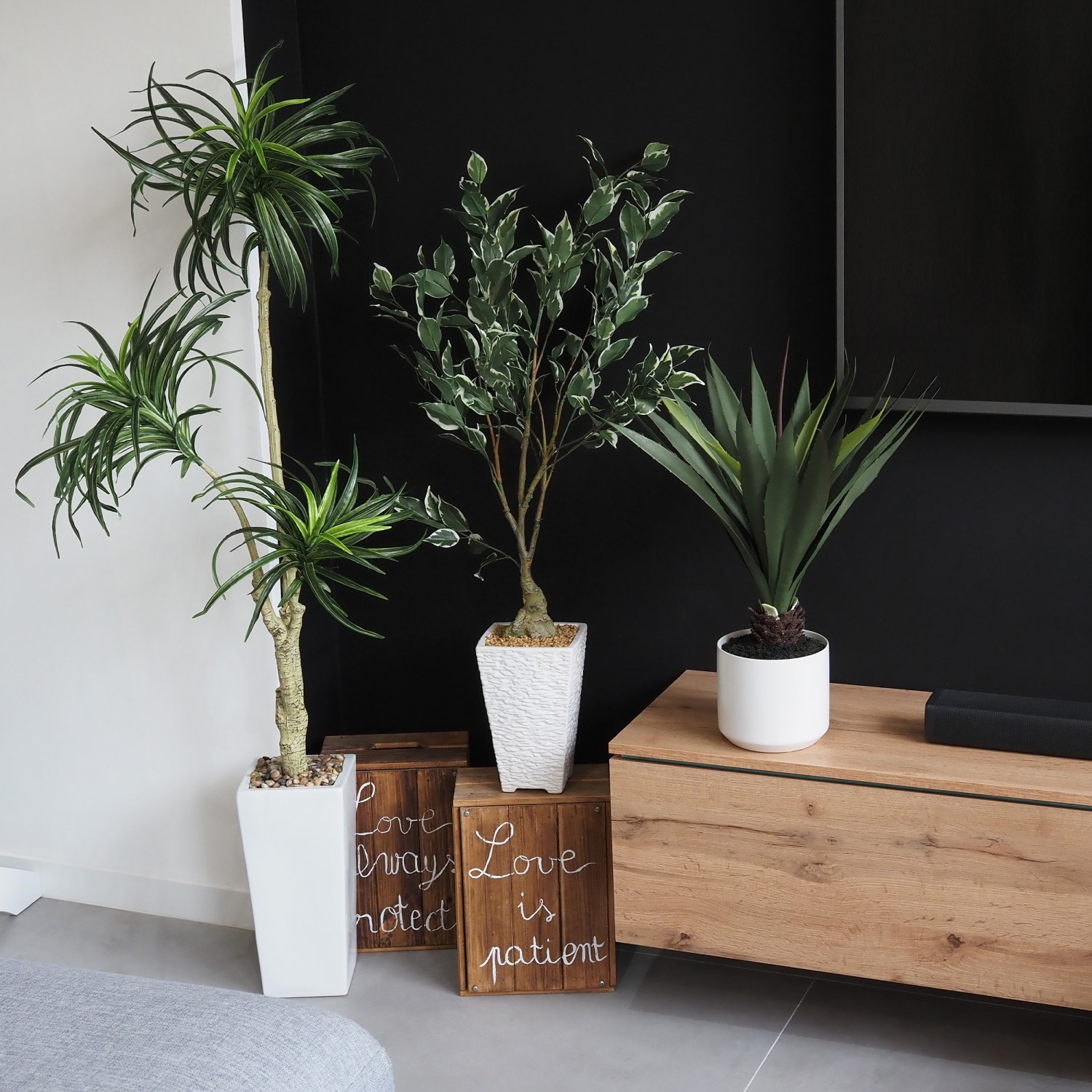 Ficus artificiel panaché 100cm en ambiance avec d'autres plantes vertes à côté du meuble télé