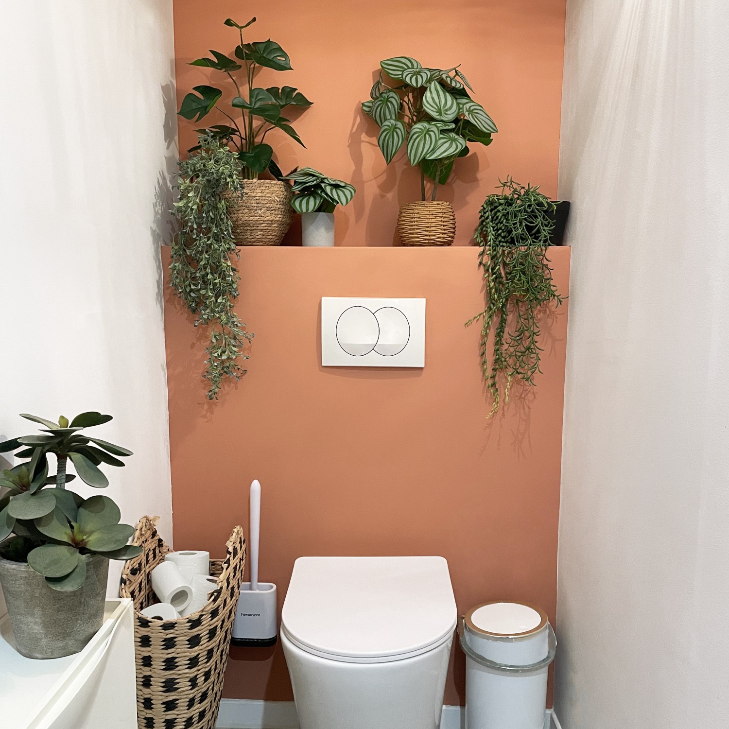 Plante succulente retombante artificielle 60cm lot de 3 en ambiance avec d'autres produits dans les toilettes