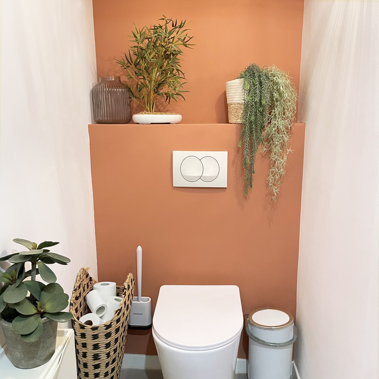 Bonsaï artificiel bambou japonais 45cm en ambiance avec d'autres plantes dans les toilettes