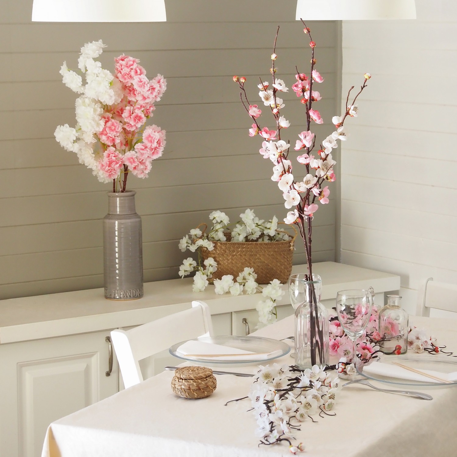 Chute plante artificielle cerisier rose clair 78cm lot de 3 en ambiance sur une table de réception