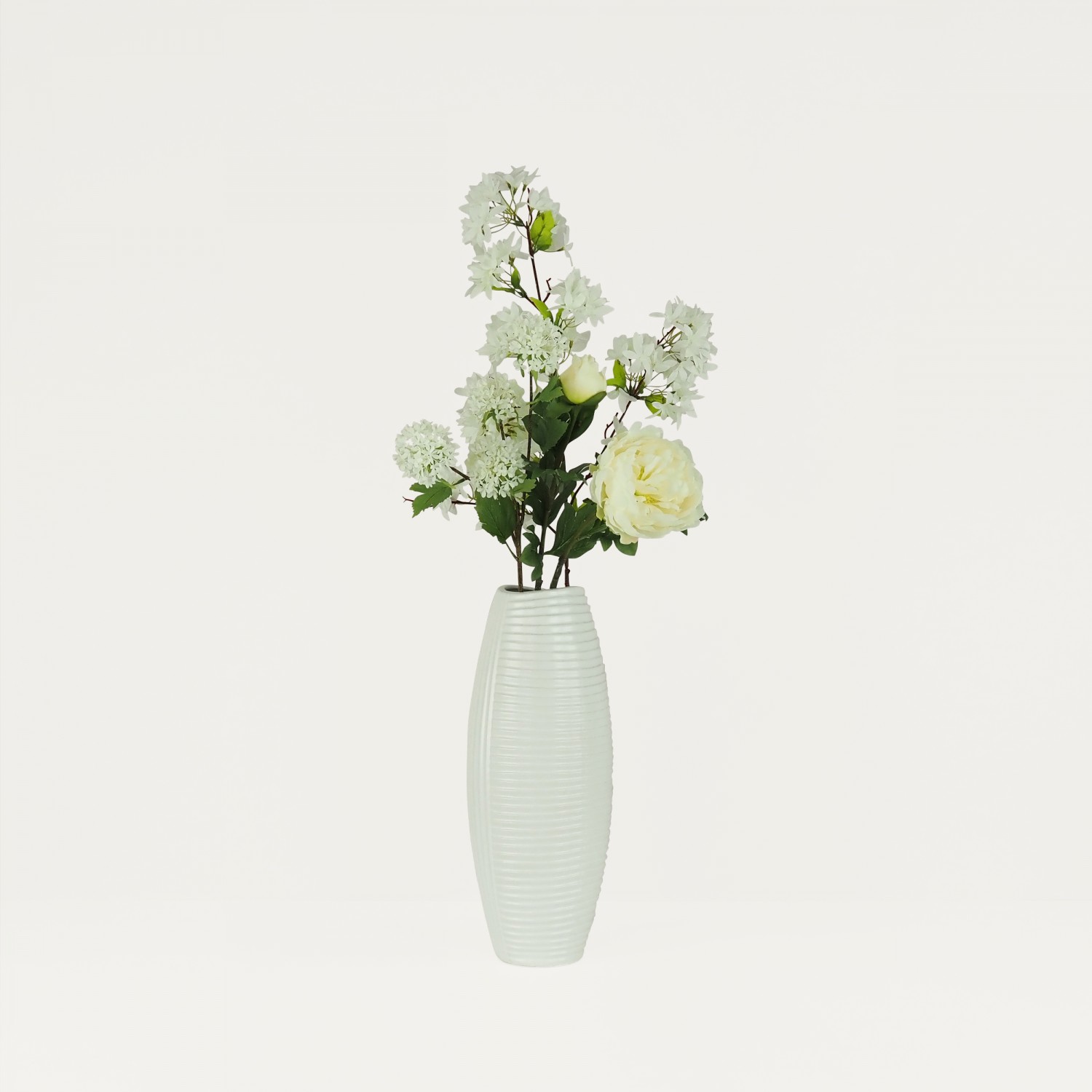 Jasmin artificiel en tige blanc 100cm lot de 2 en ambiance dans un vase blanc avec d'autres tiges
