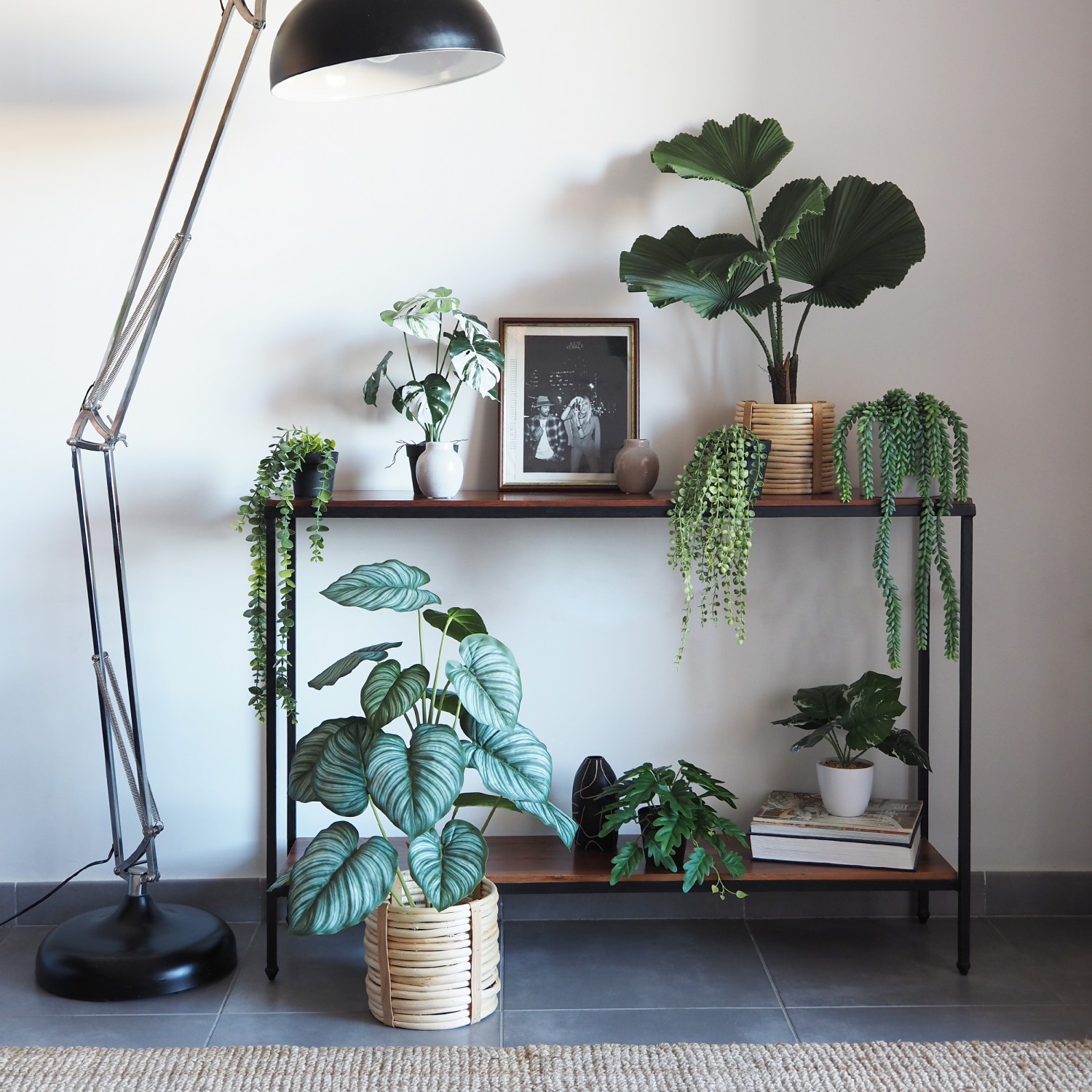 Plante verte calathea artificiel 62cm en ambiance avec d'autres produits dans un salon
