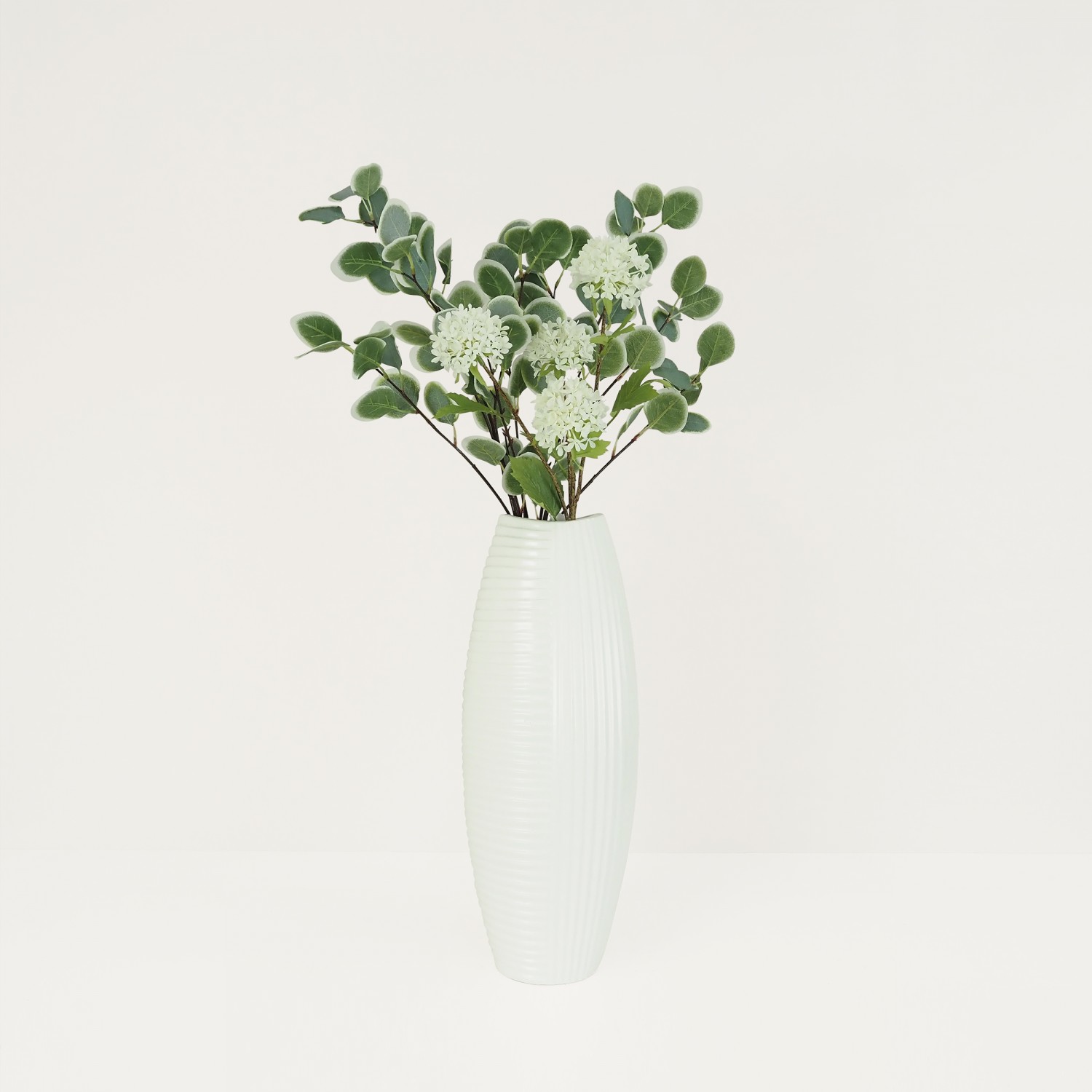 Eucalyptus artificiel en tige 92cm effet blanchi lot de 2 en bouquet dans un vase blanc
