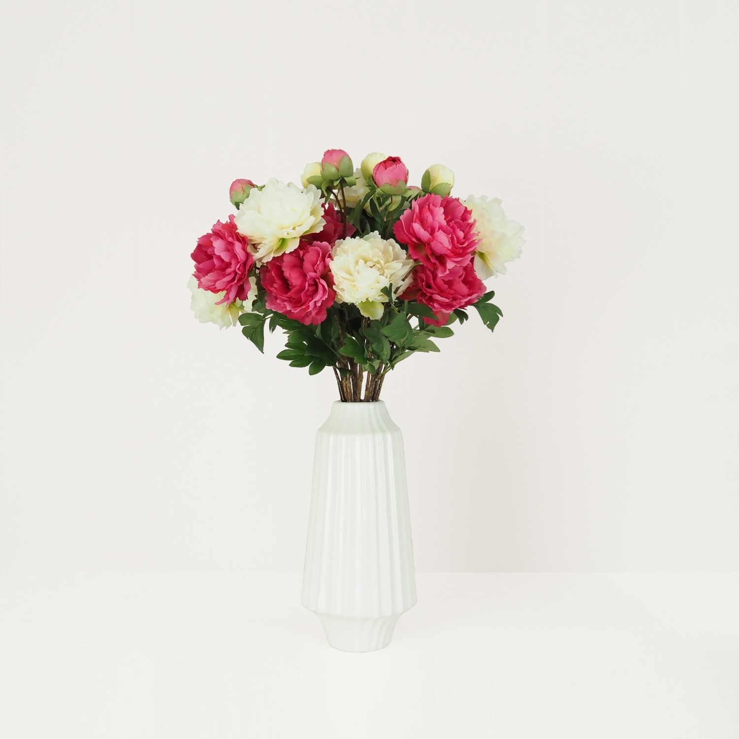 Pivoine artificielle en tige blanche 70cm lot de 4 en bouquet dans un vase