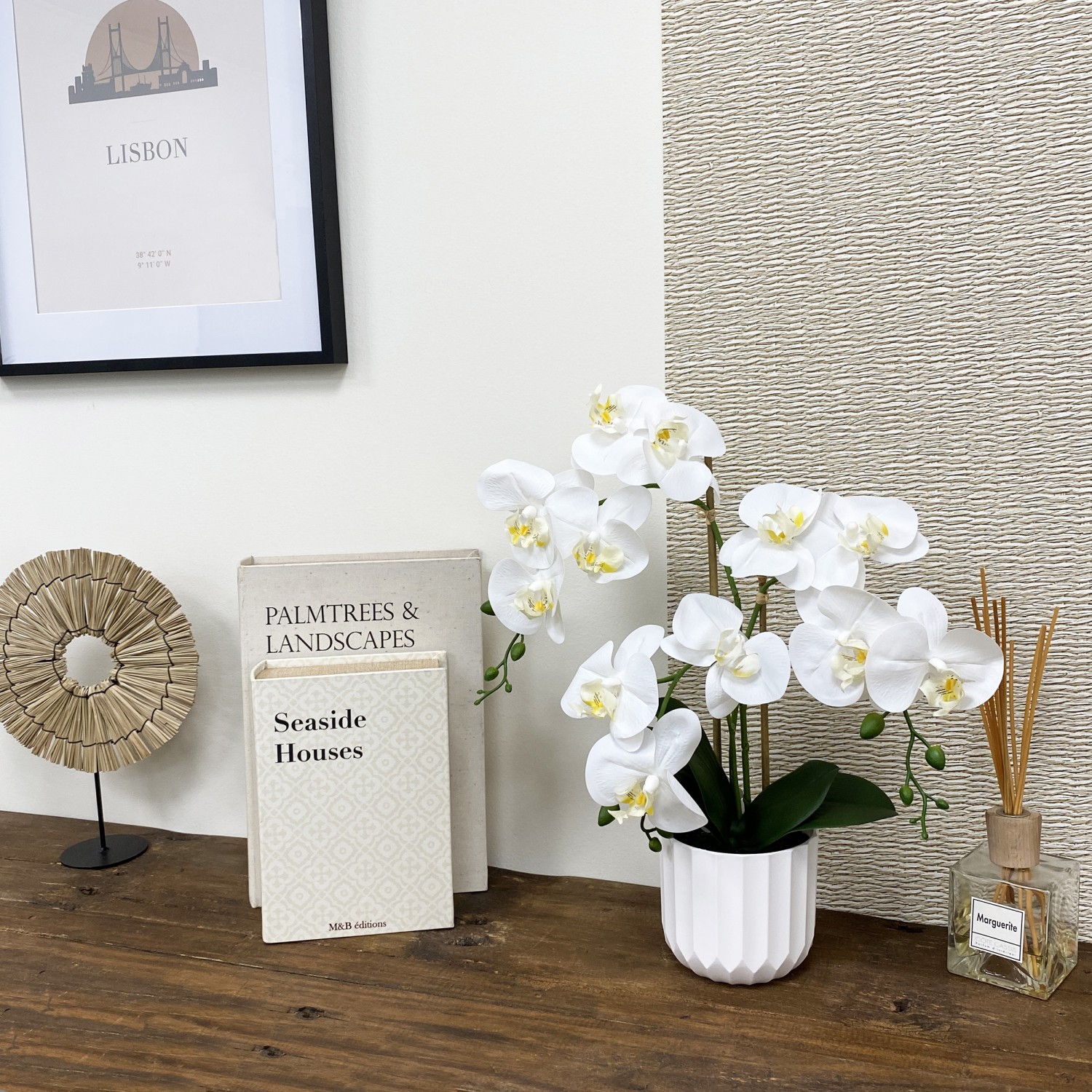 Orchidées artificielles toucher naturel blanc 52cm en ambiance sur un console avec de la déco