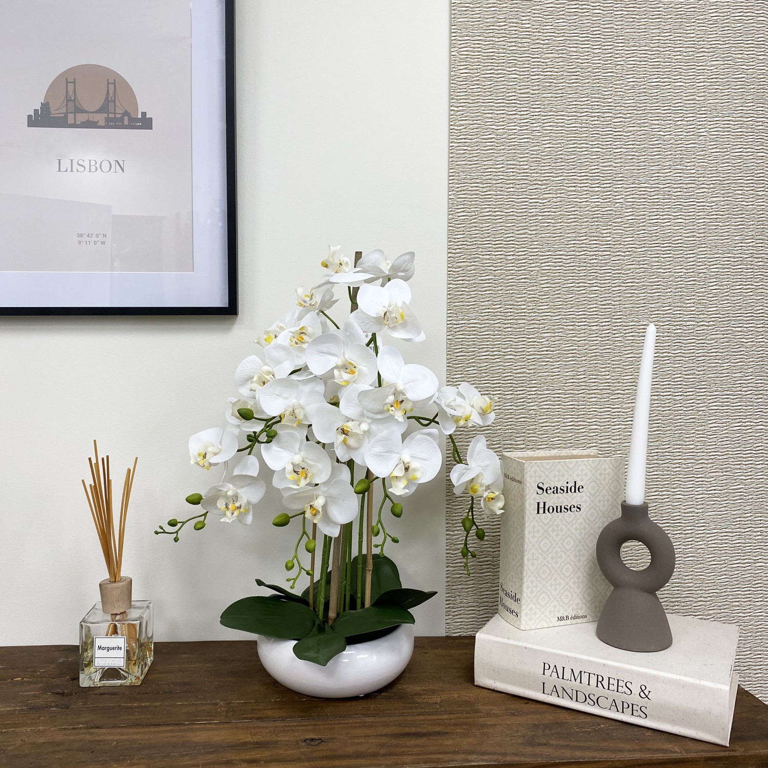 Orchidées artificielles blanche 55cm en ambiance sur une console avec de la déco