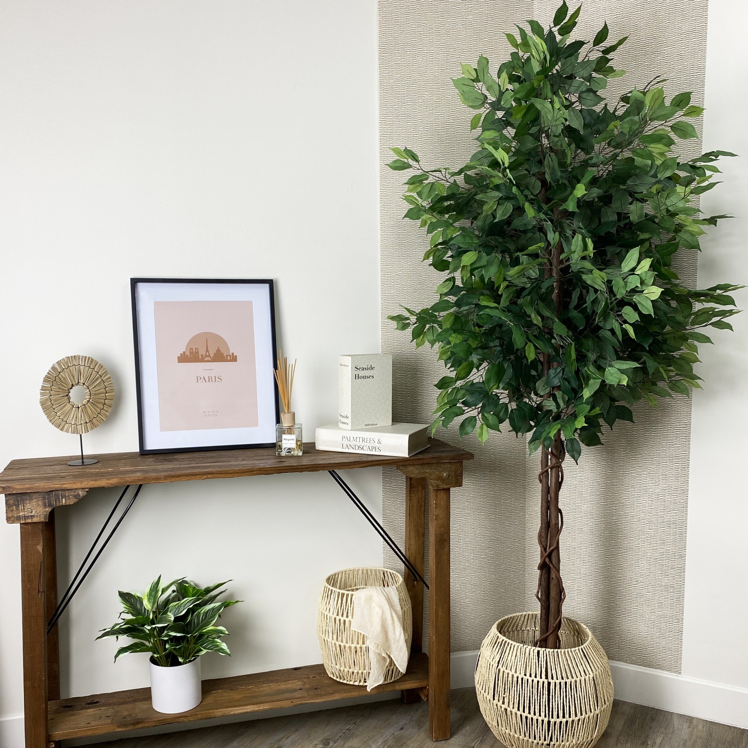 Ficus artificiel vert 210cm en ambiance dans un cache-pot à côté d'une console en bois avec des éléments de déco