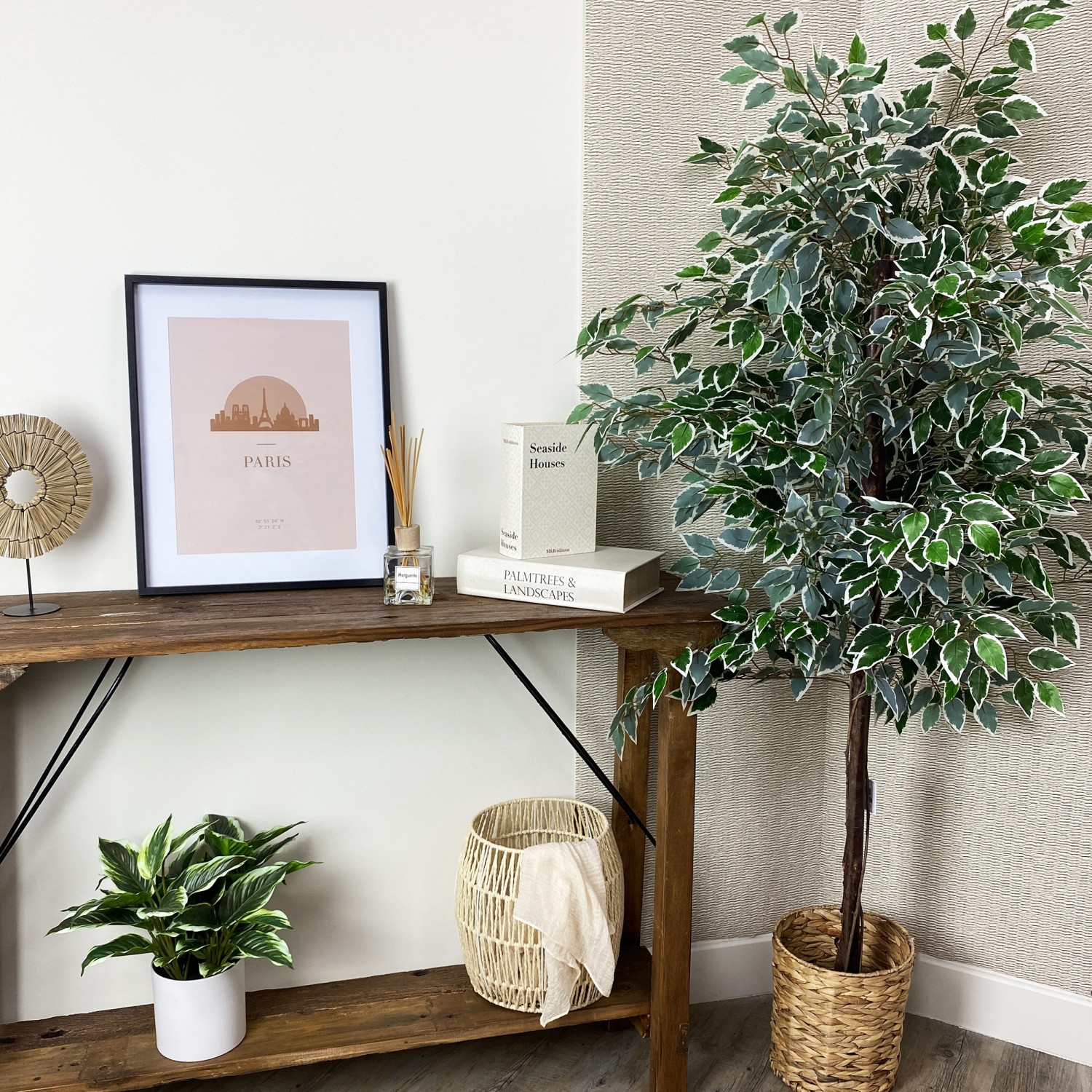 Ficus artificiel panaché 180cm en ambiance dans un cache-pot à côté d'une console avec des éléments de déco