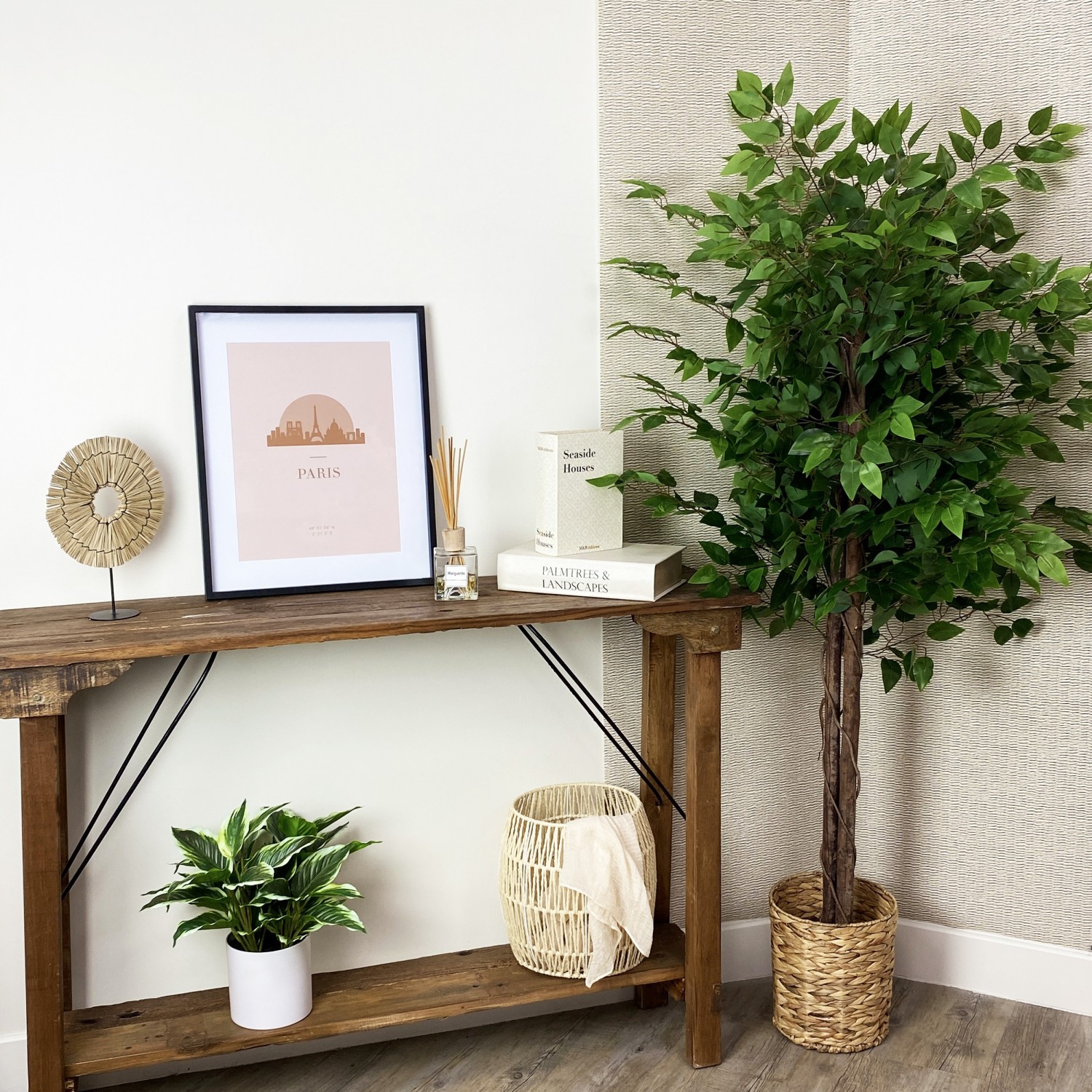 Ficus artificiel vert 180cm en ambiance dans un cache-pot à côté d'une console avec des éléments de déco