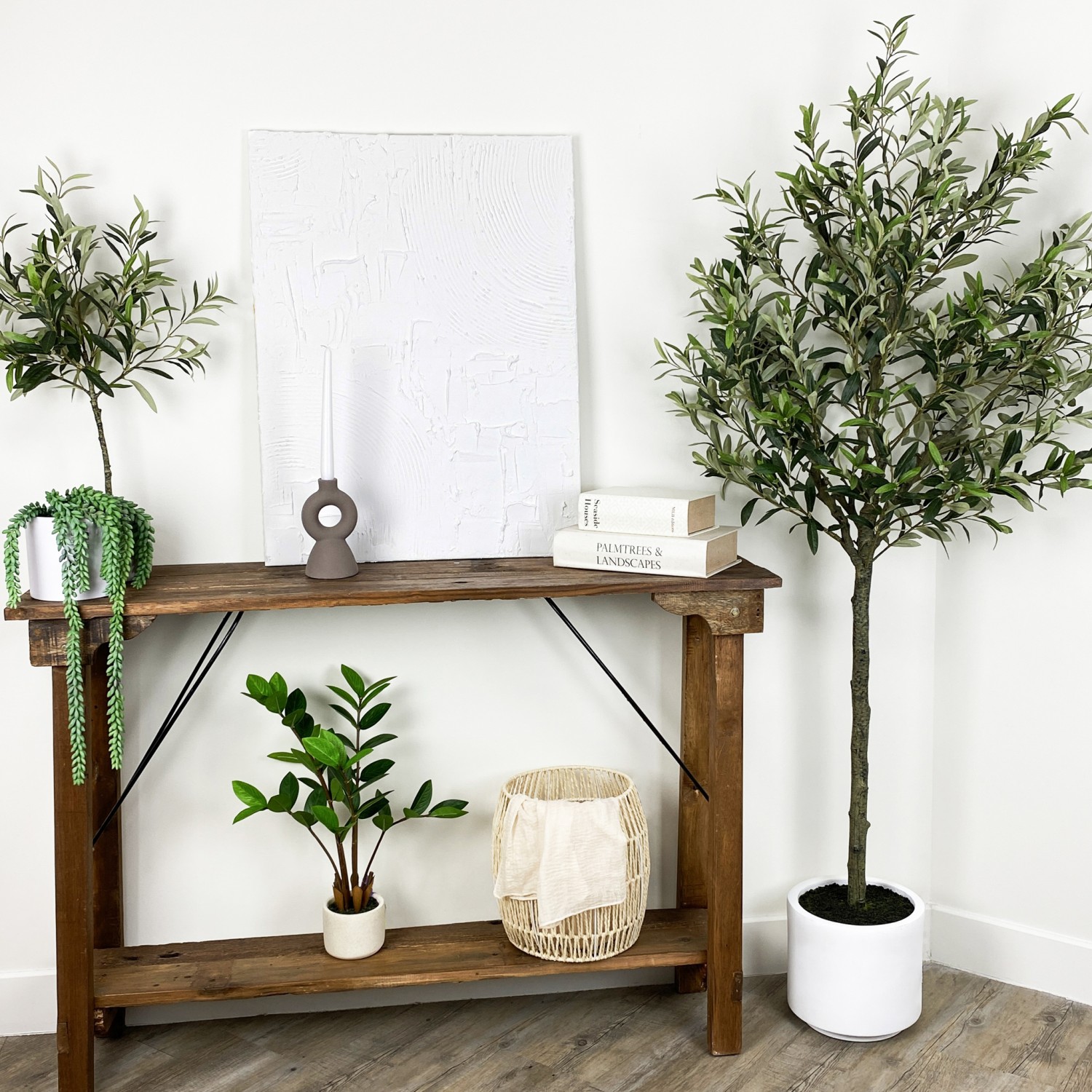 Plante verte zamioculcas artificiel 48cm en ambiance sur une console avec d'autres plantes et éléments de déco