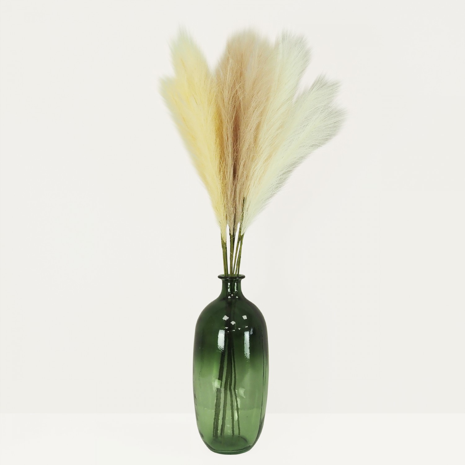 Plumeau artificiel 90cm ivoire lot de 3 avec d'autres plumeaux de différentes couleurs dans un vase de type dame jeanne