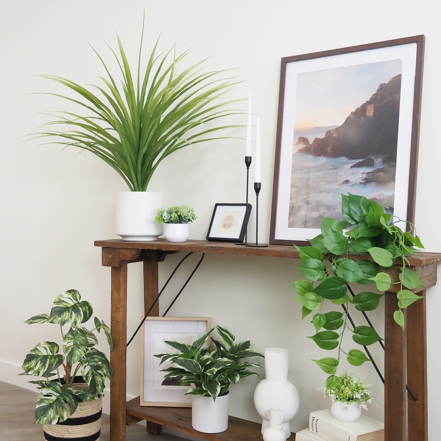 Dracena artificiel 95cm sur une console avec d'autres plantes vertes