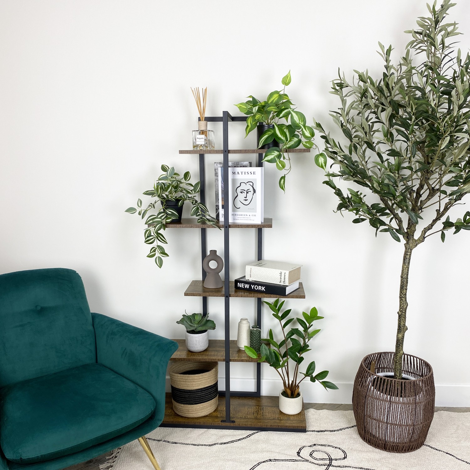 Plante artificielle tombante pothos 50cm en ambiance sur une bibliothèque avec d'autres produits