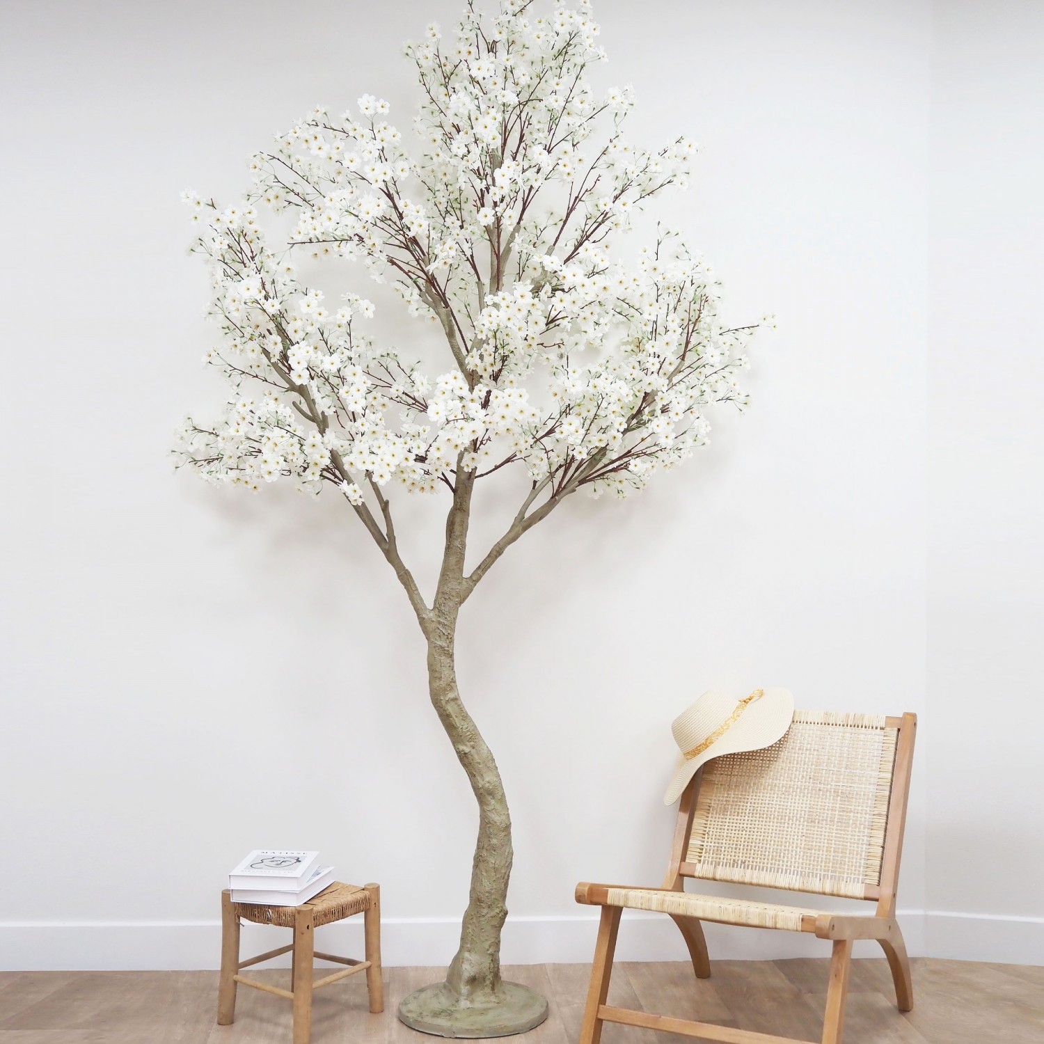 Cerisier artificiel sur pied blanc 250cm en ambiance aves des éléments de déco