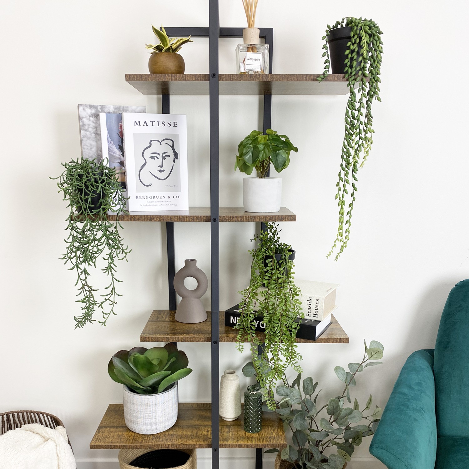 Plante succulente retombante artificielle 60cm lot de 3 placées sur une bibliothèque