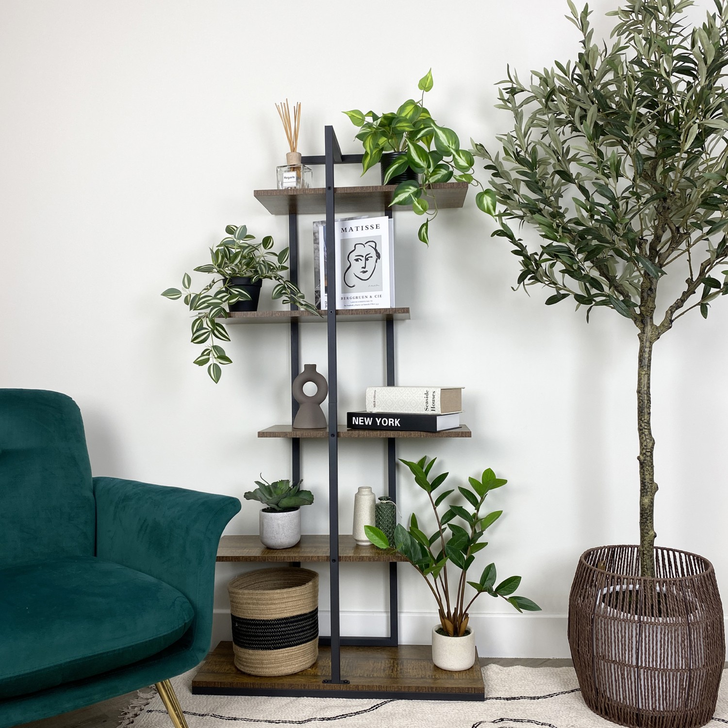 Plante verte artificielle tombante 50cm lot de 3 posé sur une bibliothèque avec de la déco
