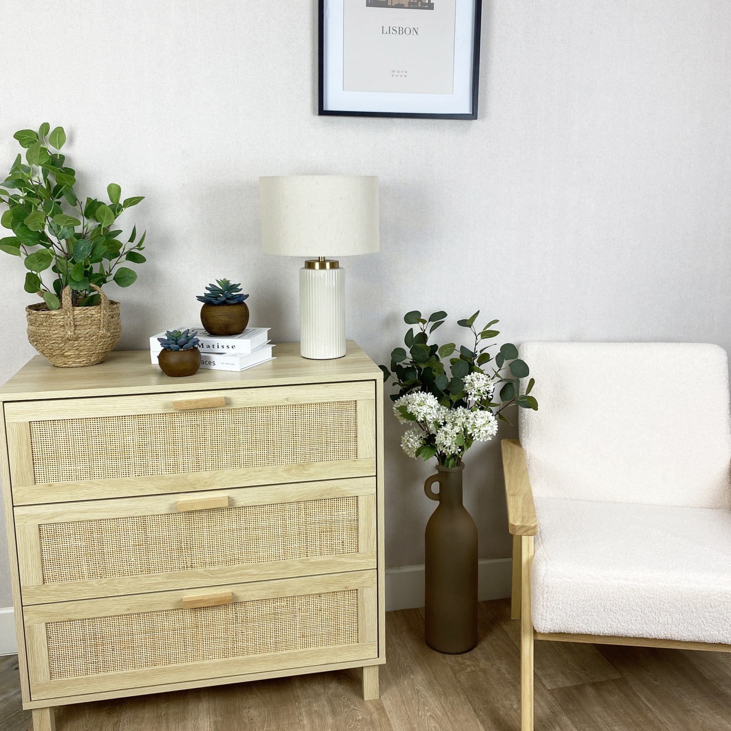 Eucalyptus artificiel vert 60cm posé sur une commode
