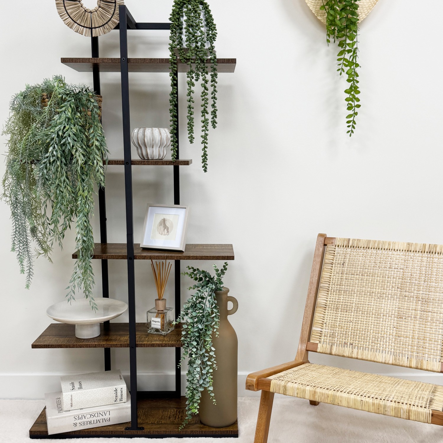 Chute plante artificielle d'eucalyptus 84cm lot de 2 retombant d'un vase au pied d'une bibliothèque
