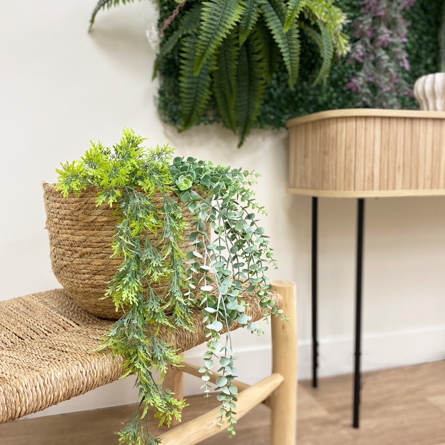 Chute plante artificielle d'eucalyptus 84cm lot de 2 retombant d'un cache-pot posé sur un banc