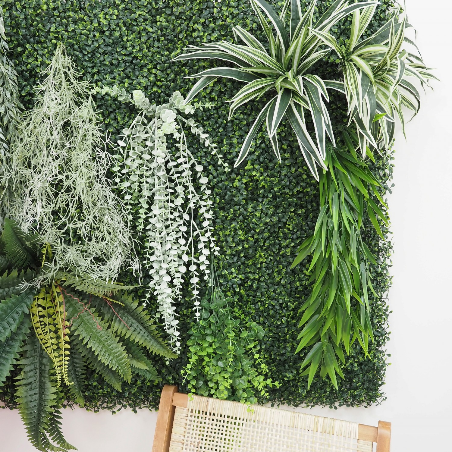 Chute plante artificielle de bambou 95cm lot de 2 plantées dans un mur végétal