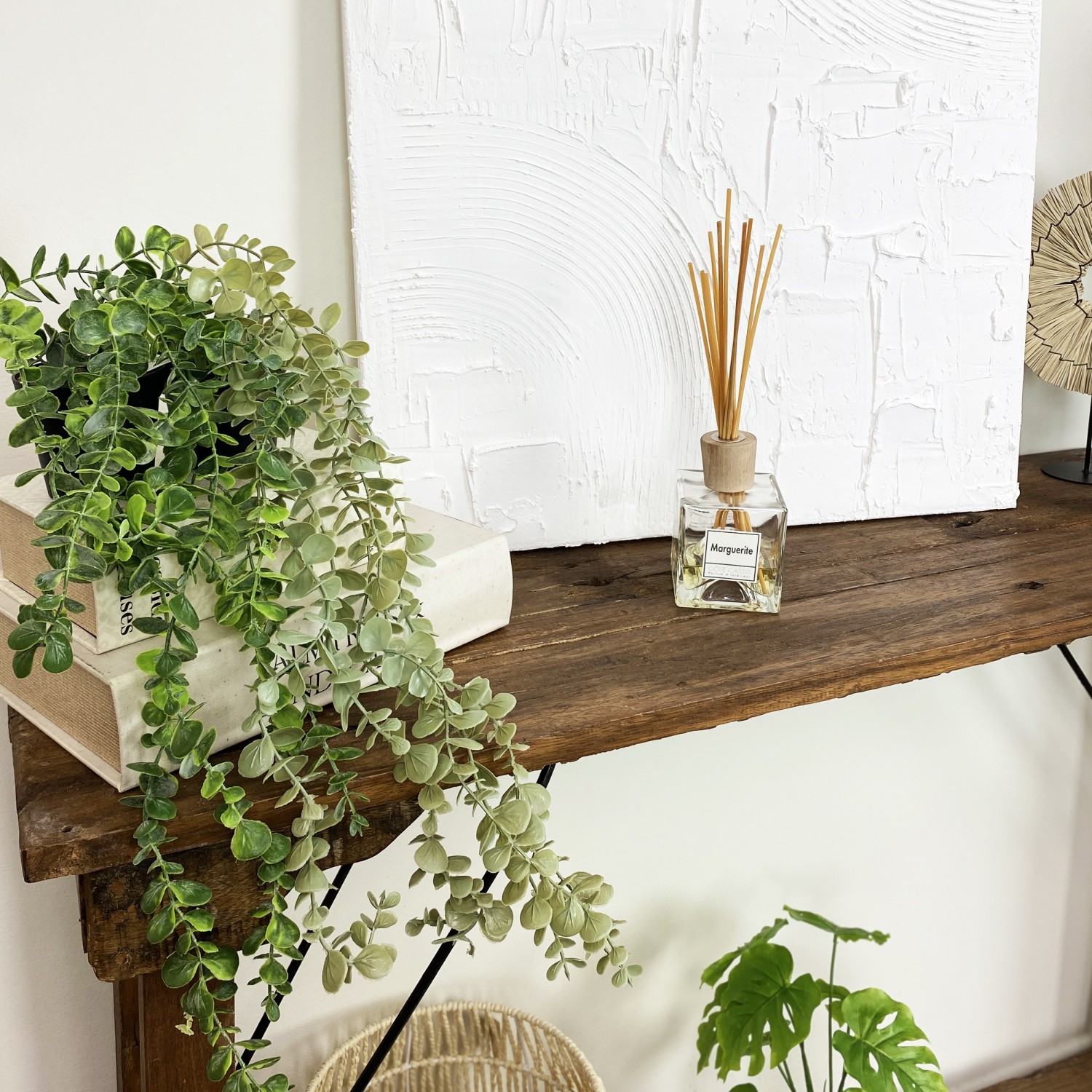 Plante succulente retombante artificielle 50cm lot de 2 posé sur un livre sur une console