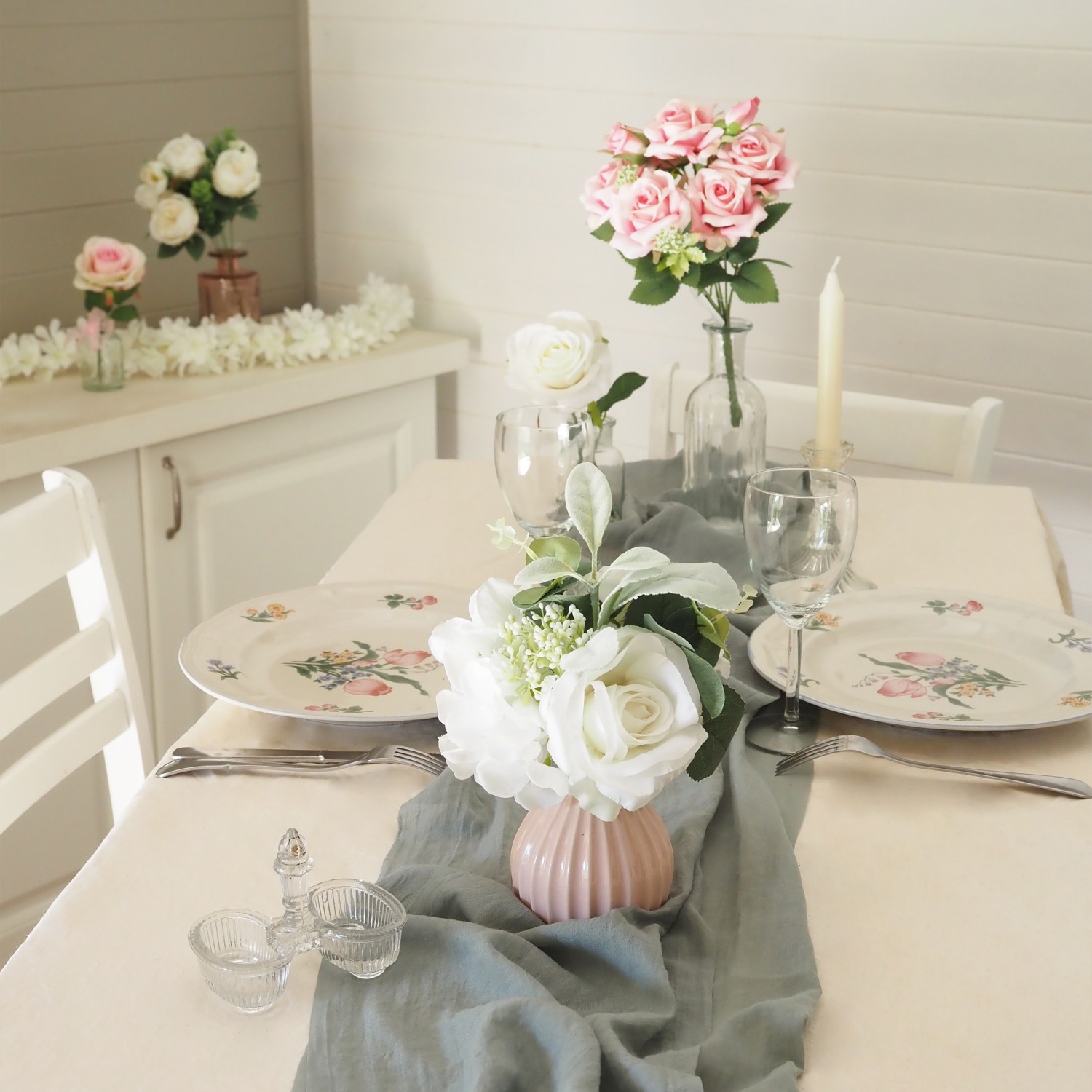 Bouquet artificiel de fleurs blanches en pot 25cm lot de 2 posé sur une table de réception en centre de table