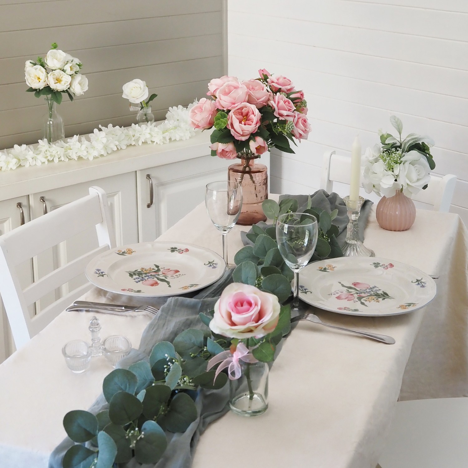 Bouquet artificiel de pivoines 32cm rose lot de 2 posé sur une table de réception en centre de table