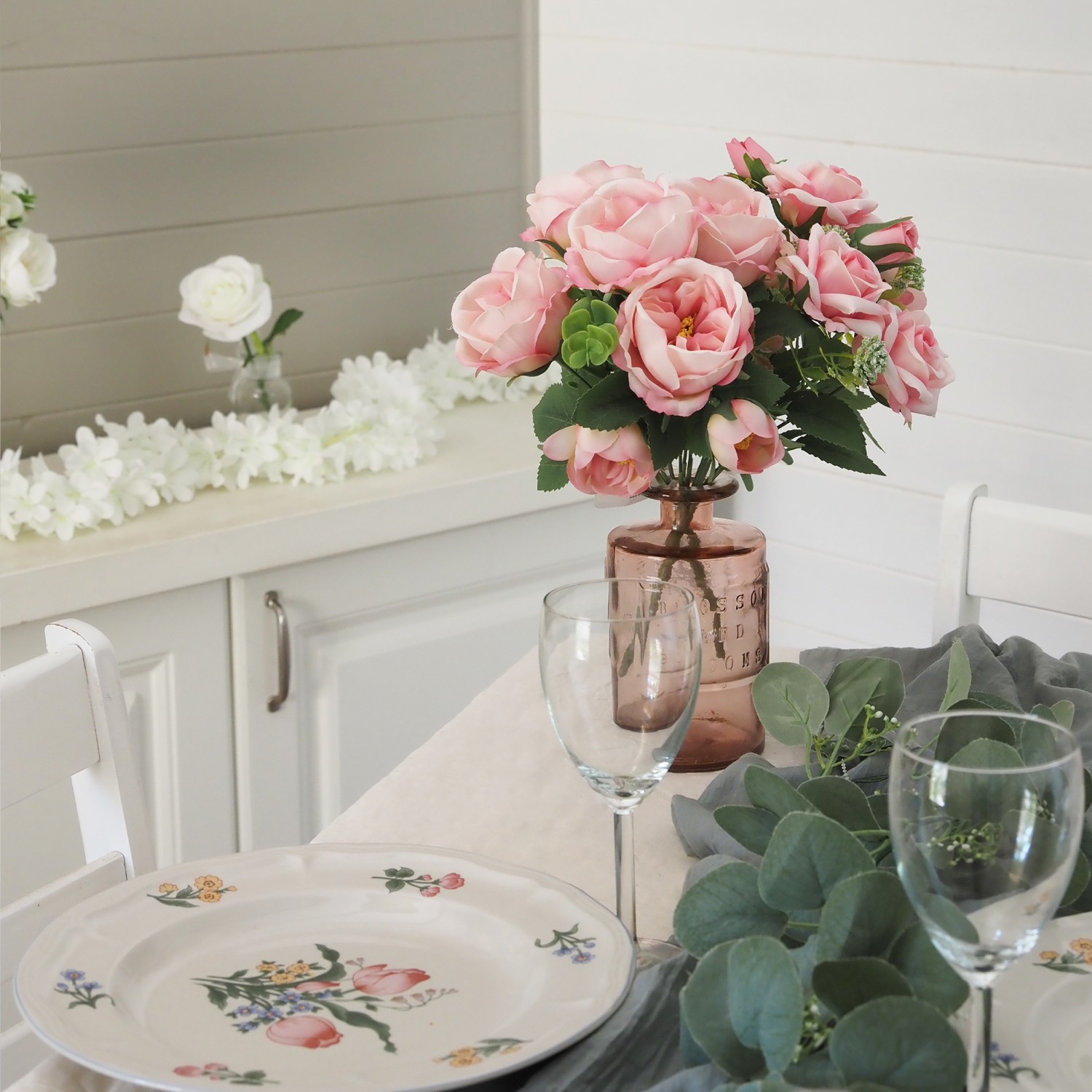 Bouquet artificiel de pivoines 32cm rose lot de 2 posé sur une table de réception