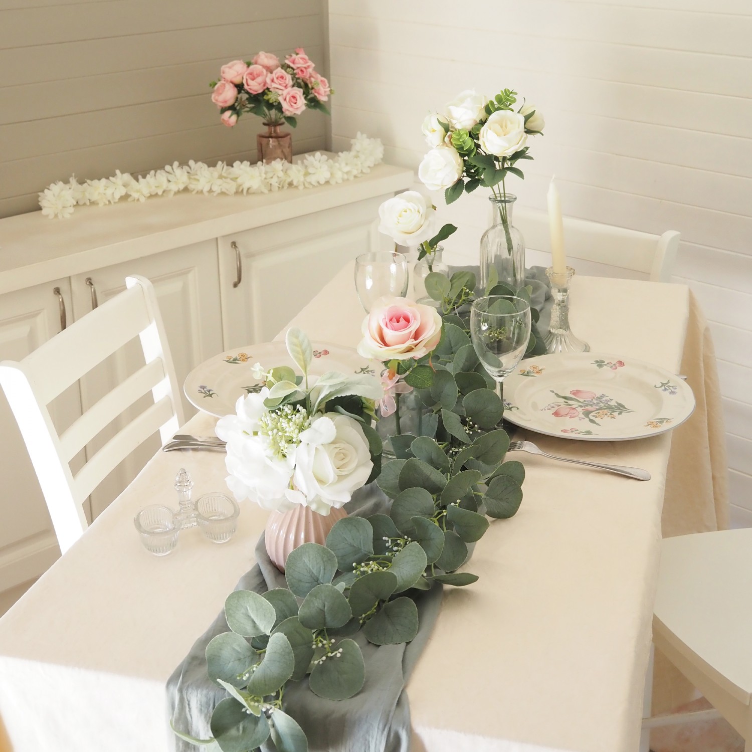 Bouquet artificiel de pivoines 32cm blanc lot de 2 posé dans un vase sur une table en centre de table