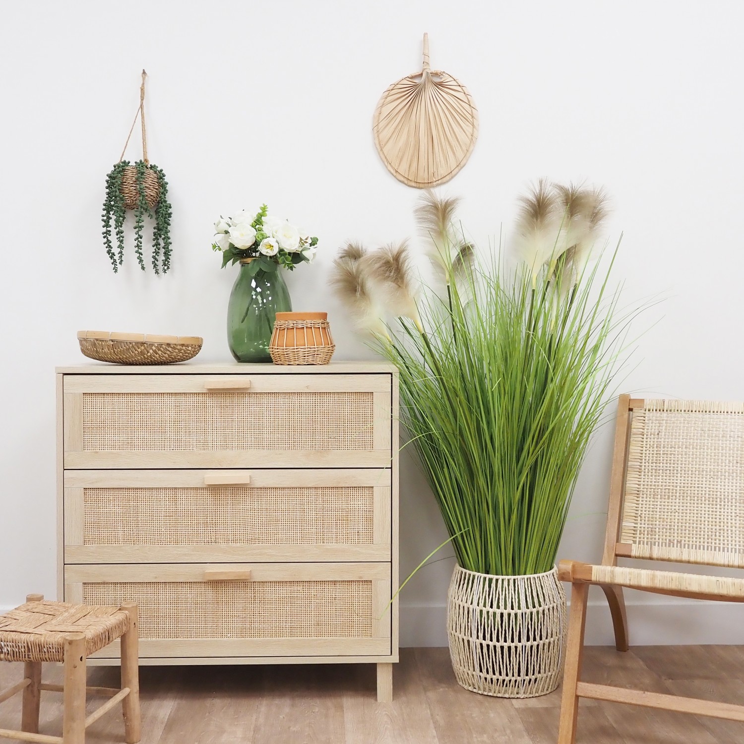 Succulente artificielle suspension 60cm suspendu au mur au dessus d'une commode