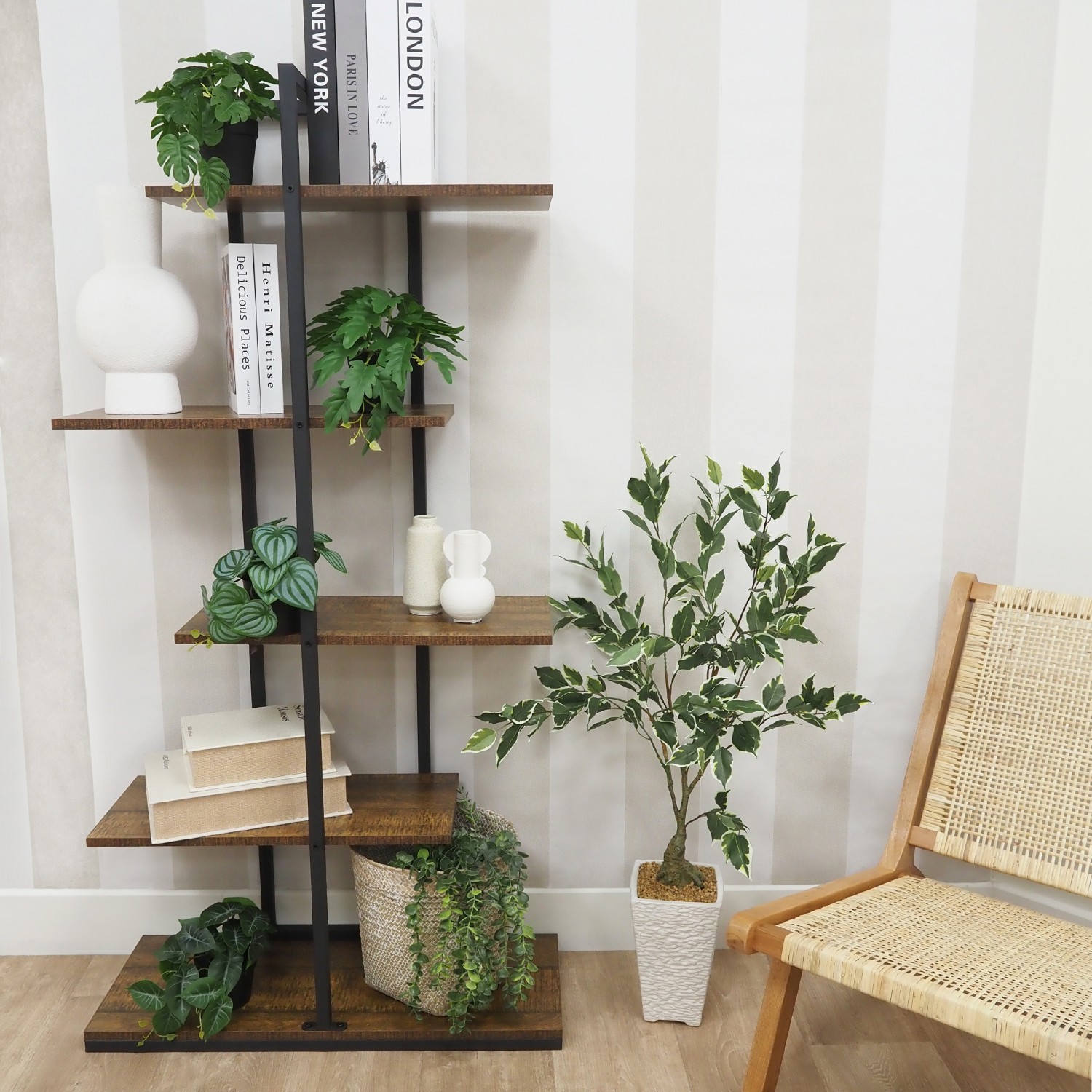 Plante artificielle tombante 18cm lot de 2 posé sur une bibliothèque