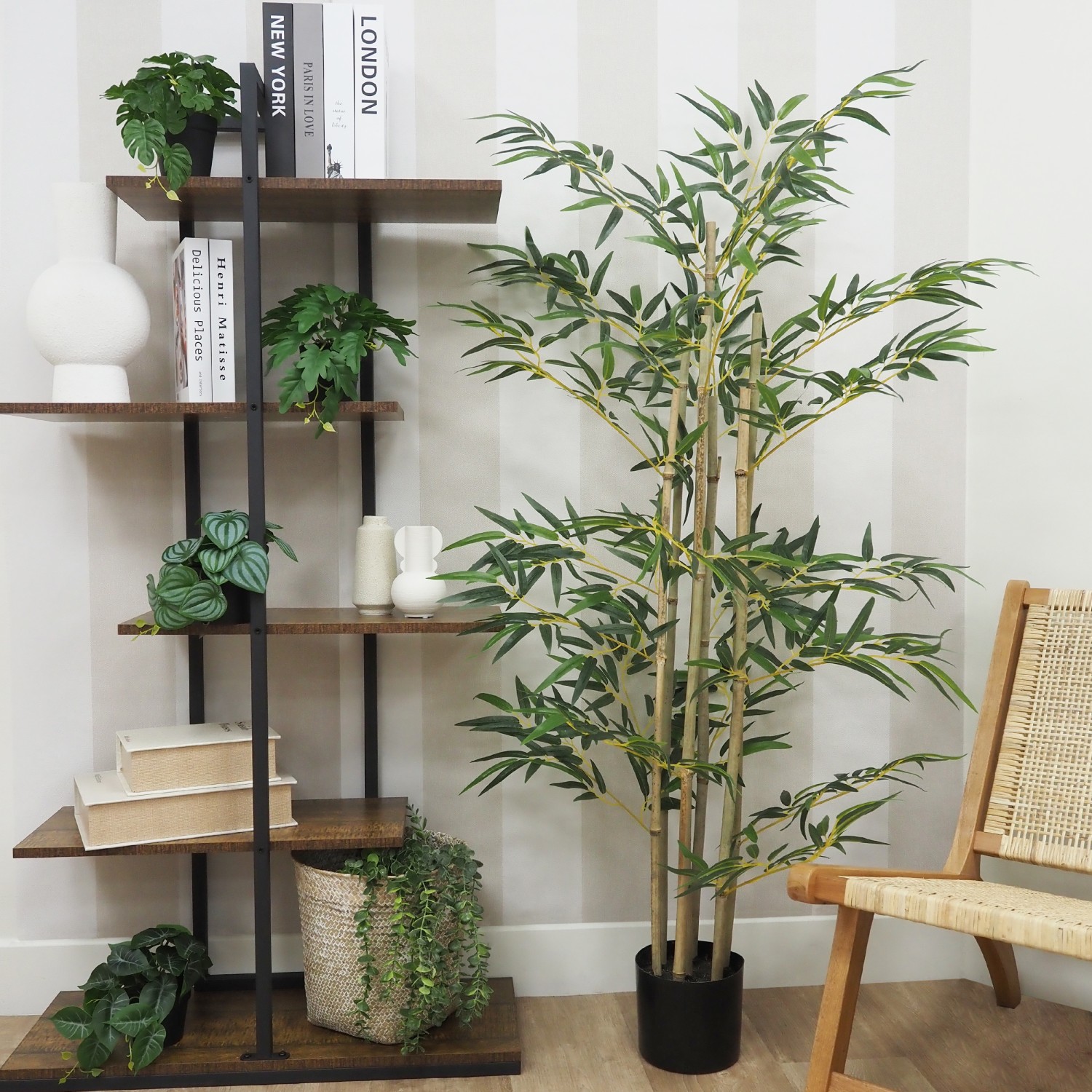 Bambou artificiel 612 feuilles 150cm posé à côté d'une biothèque