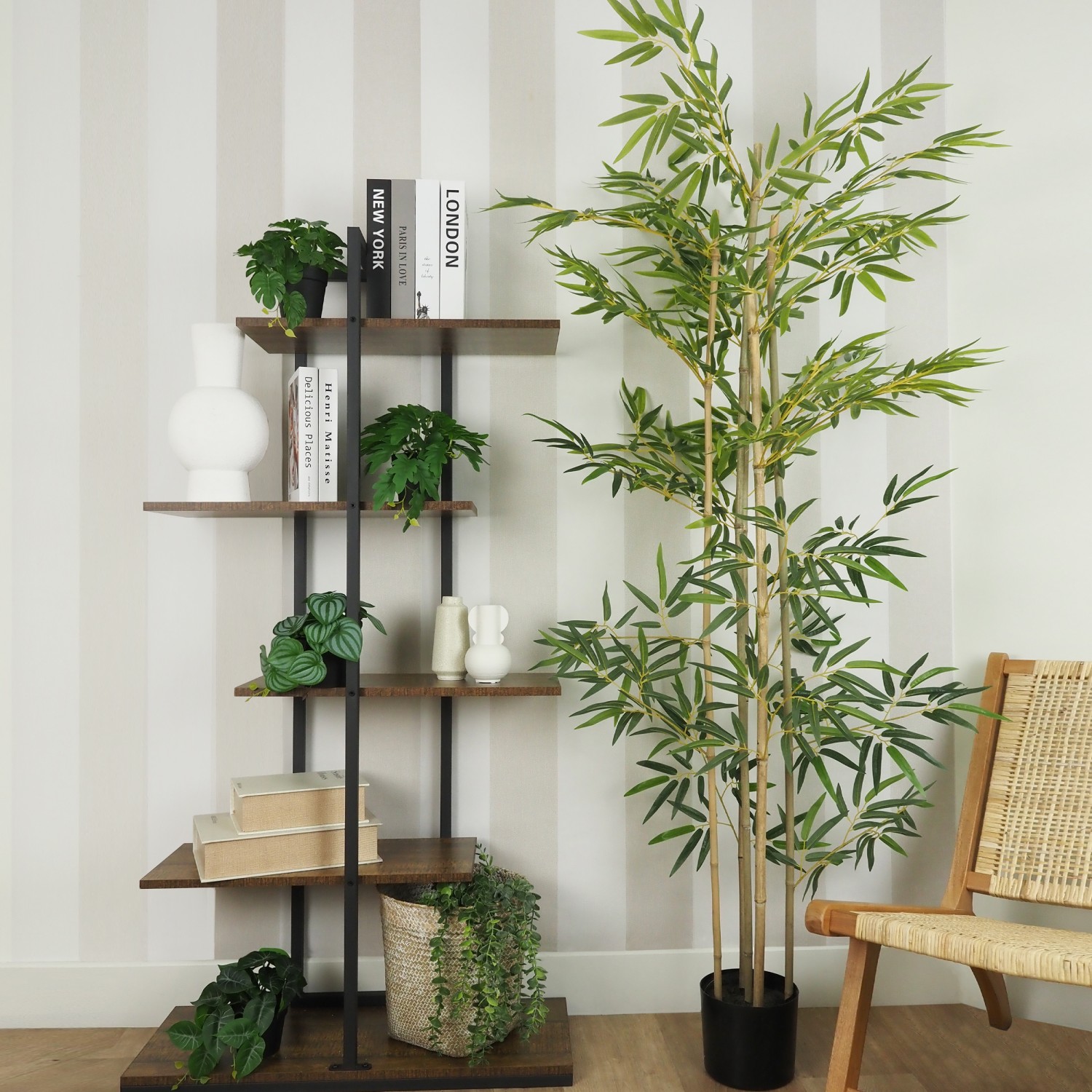 Bambou artificiel 838 feuilles 180cm posé entre une bibliothèque et un fauteuil