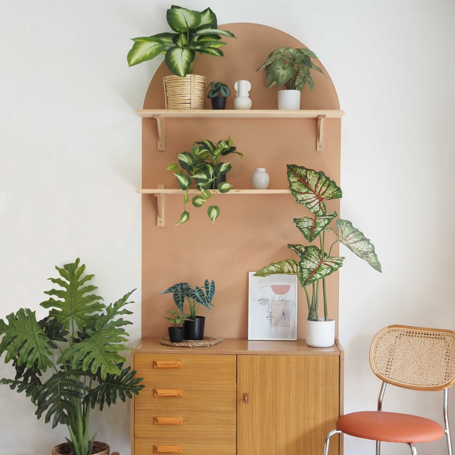 Dieffenbachia artificiel toucher naturel 50cm posé sur une étagère suspendu avec de la déco