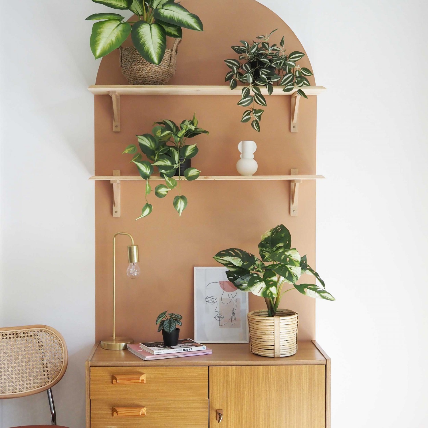Monstera artificiel toucher naturel 50cm posé dans un cache-pot sur une commode avec de la déco