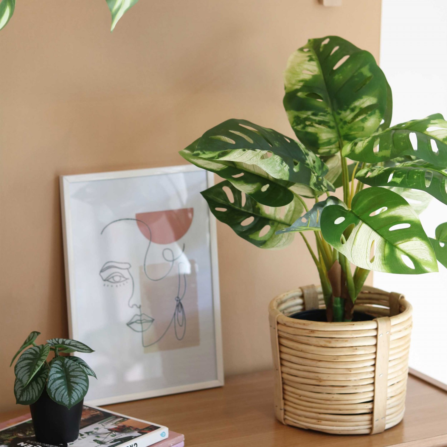 Monstera artificiel toucher naturel 50cm posé dans un cache-pot sur une commode avec de la déco focus zoom