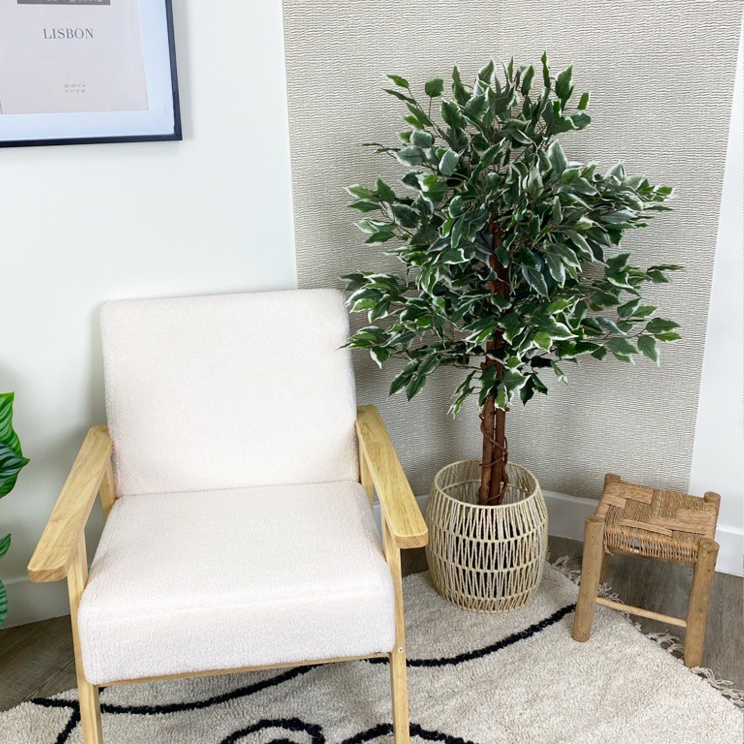 Ficus artificiel panaché 588 feuilles 120cm posé dans un cache-pot à côté d'un fauteuil