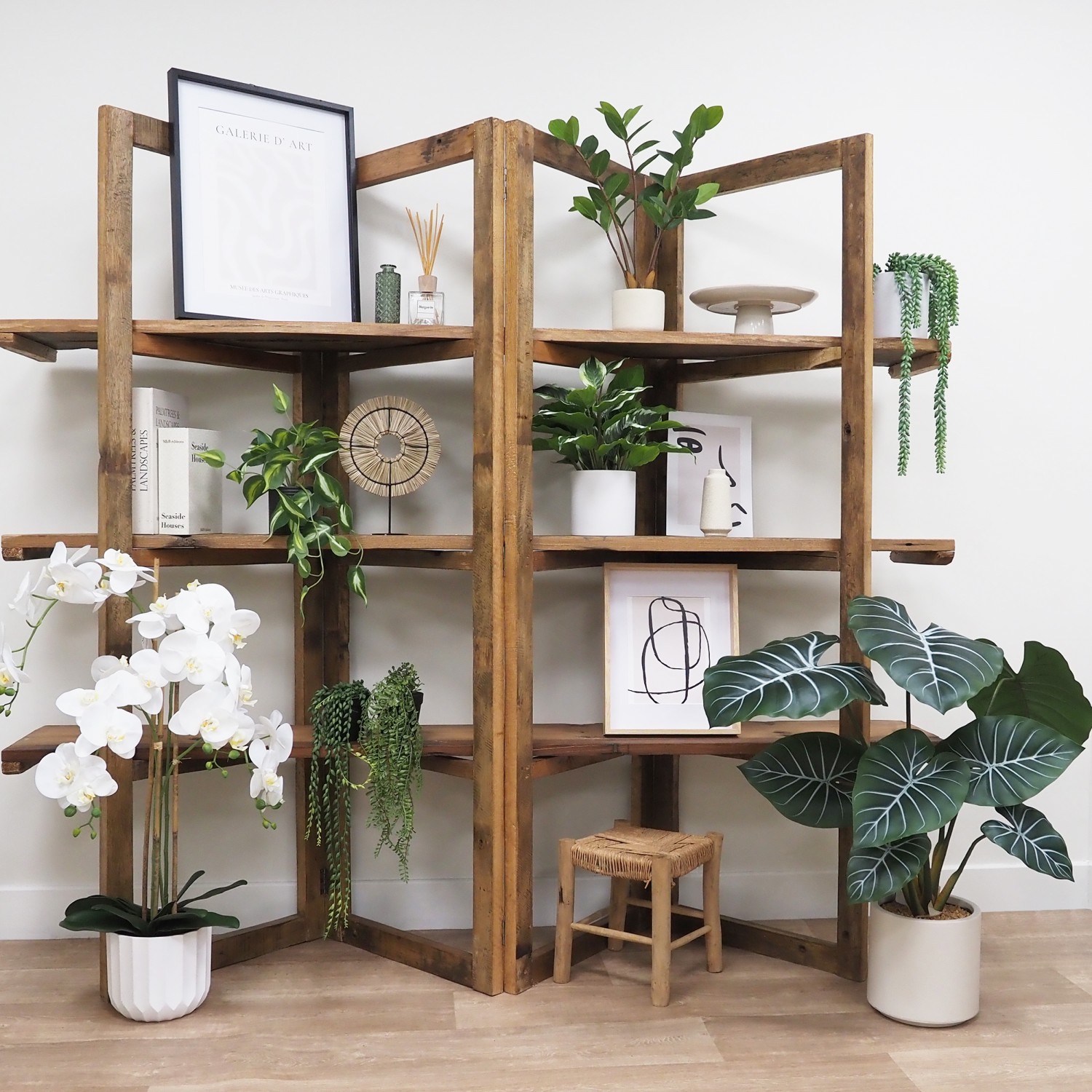 Plante verte zamioculcas artificiel 48cm posé sur des étagère avec de la déco