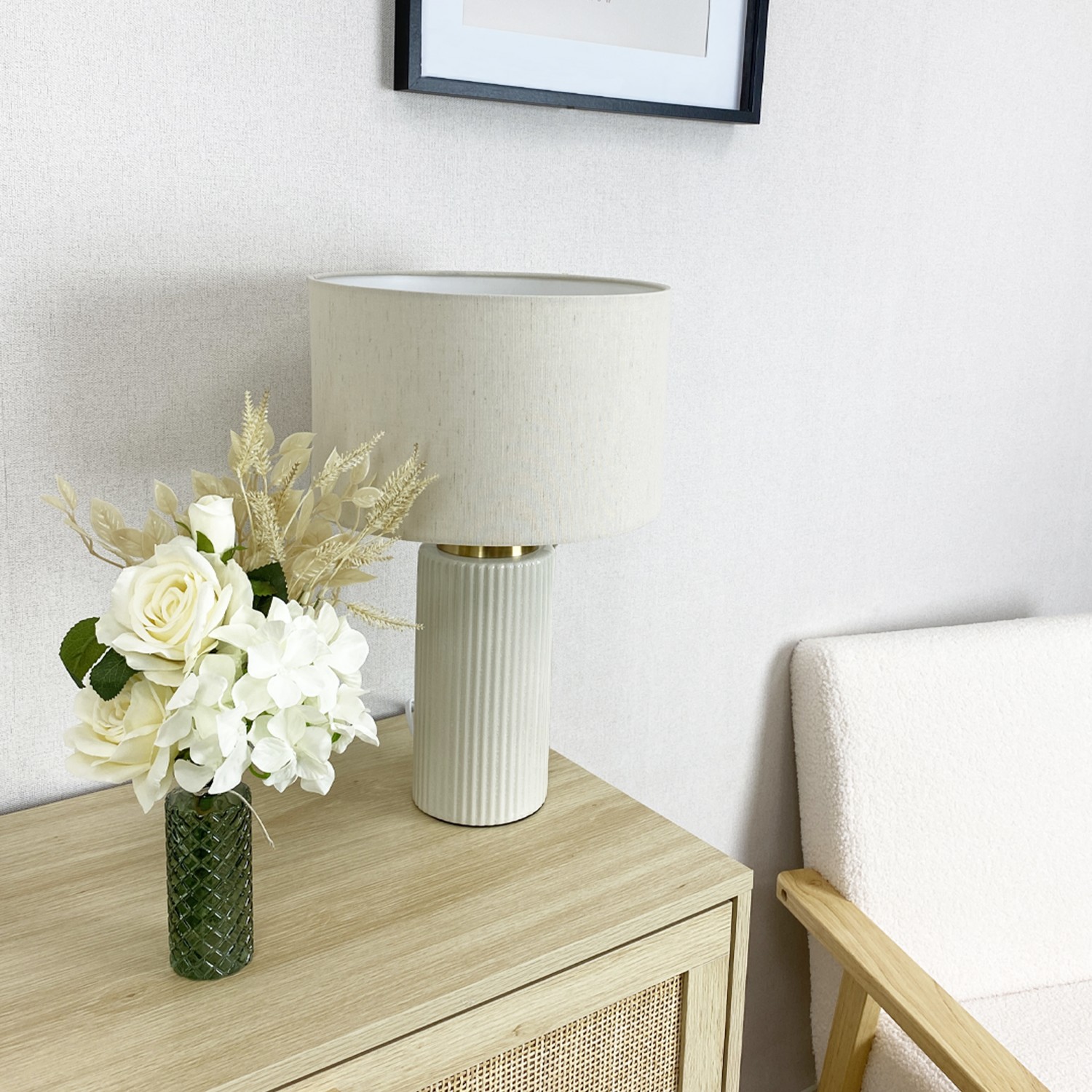 Bouquet artificiel de fleurs 35cm dans un vase posé sur une commode focus zoom