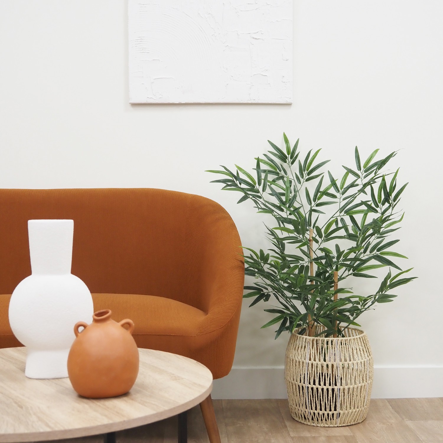 Bambou artificiel 349 feuilles 90cm dans un cache-pot posé à côté du canapé