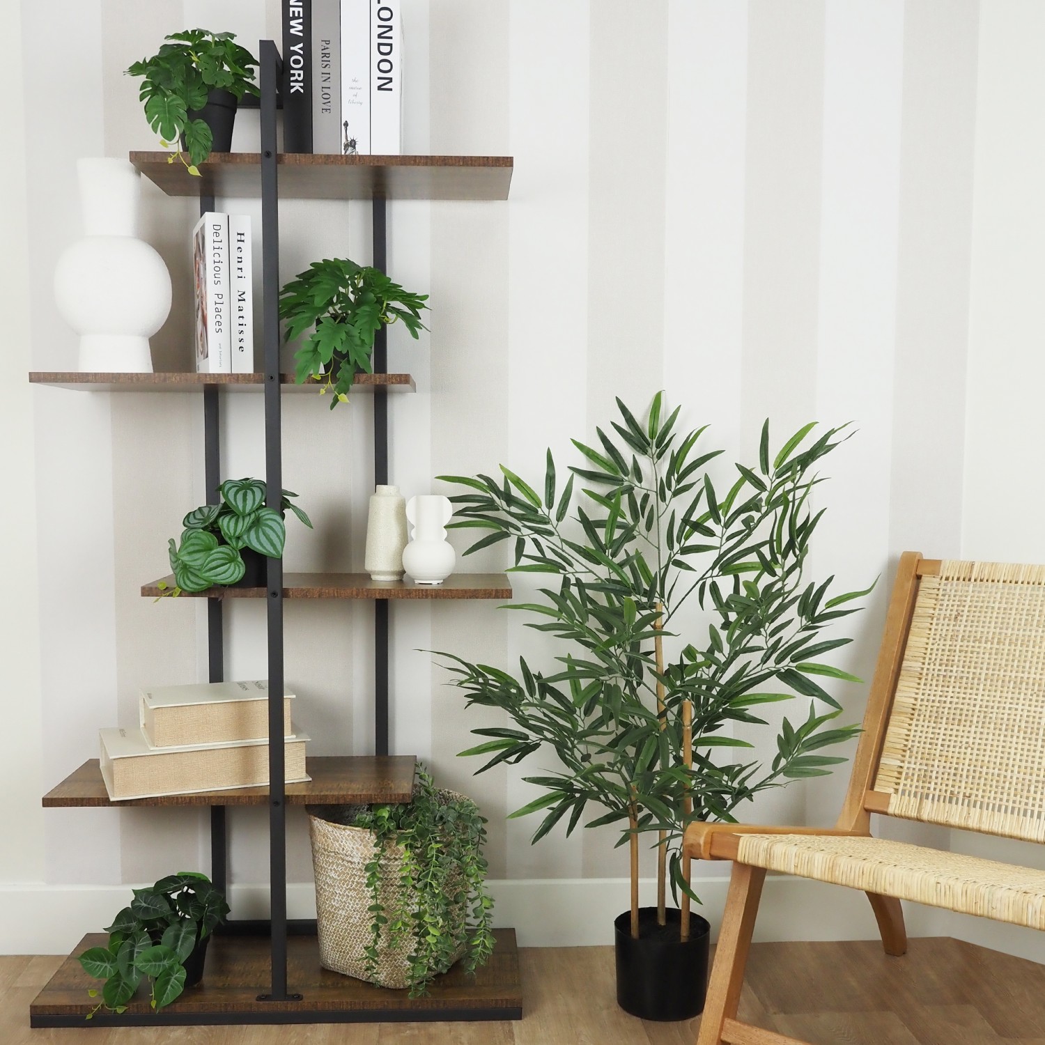 Bambou artificiel 349 feuilles 90cm posé entra une bibliothèque et un fauteuil