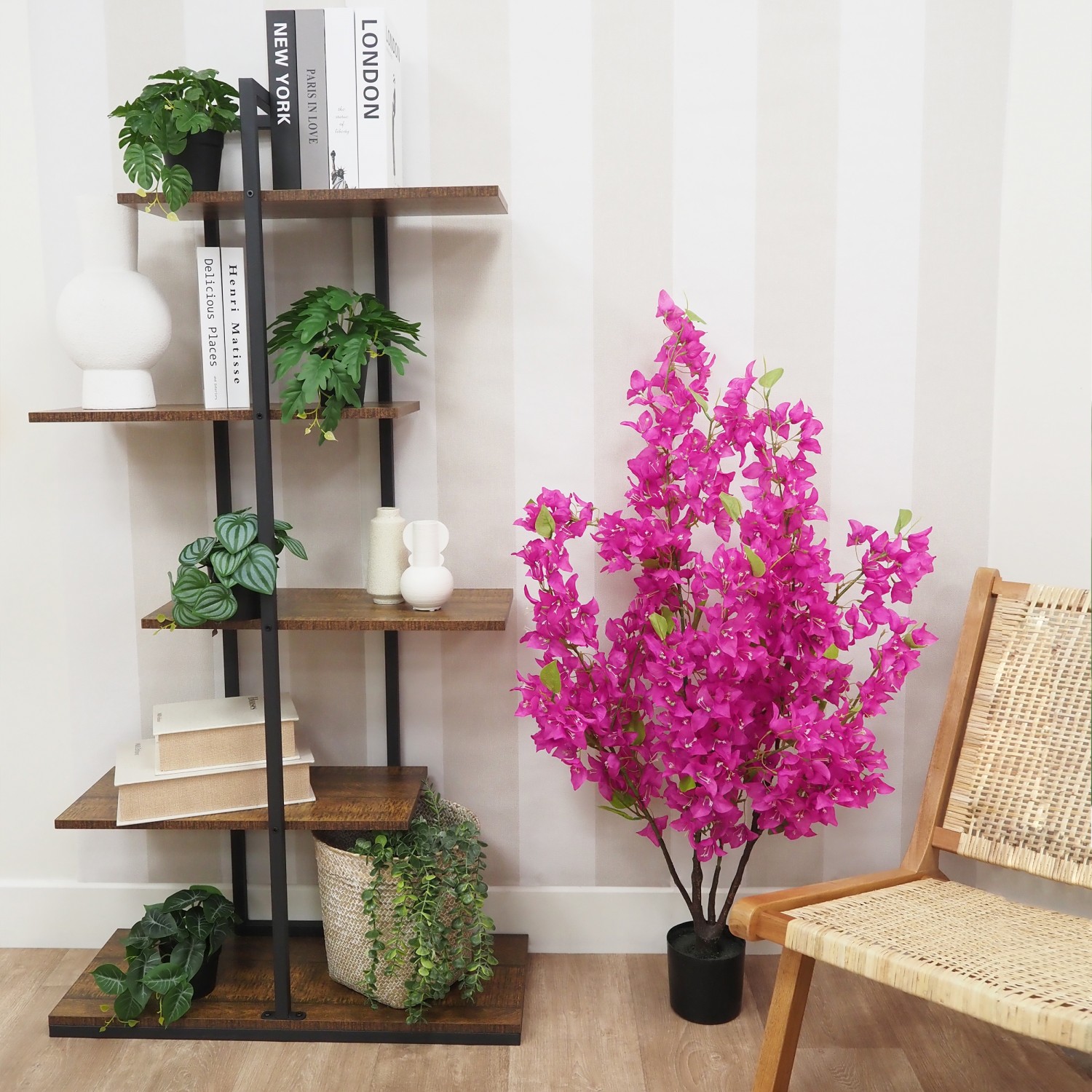 Bougainvillier artificiel fuchsia 120cm posé entre une bibliothèque et un fauteuil