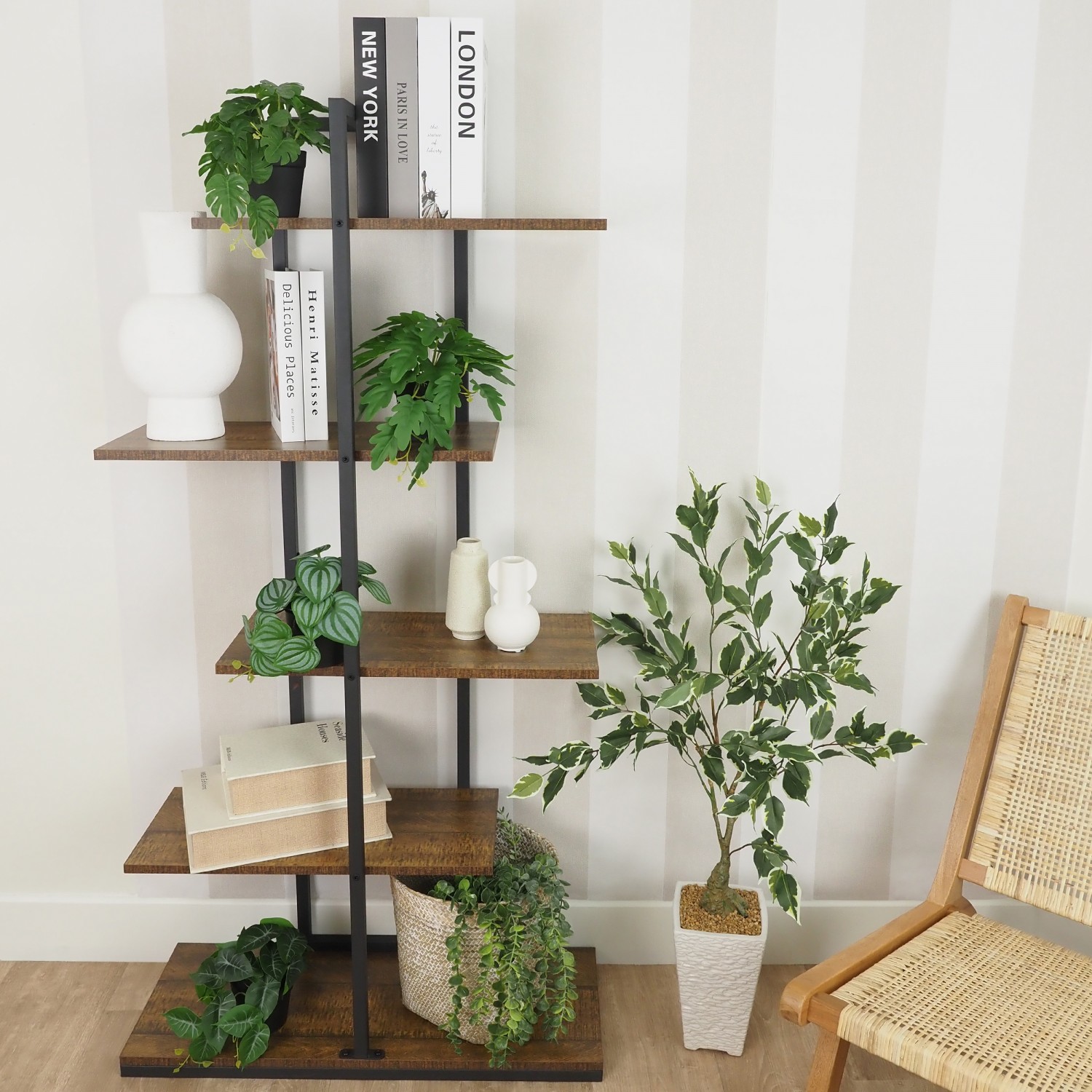Plante artificielle tombante 25cm lot de 2 posées sur une bibliothèque avec de la déco et d'autres plantes